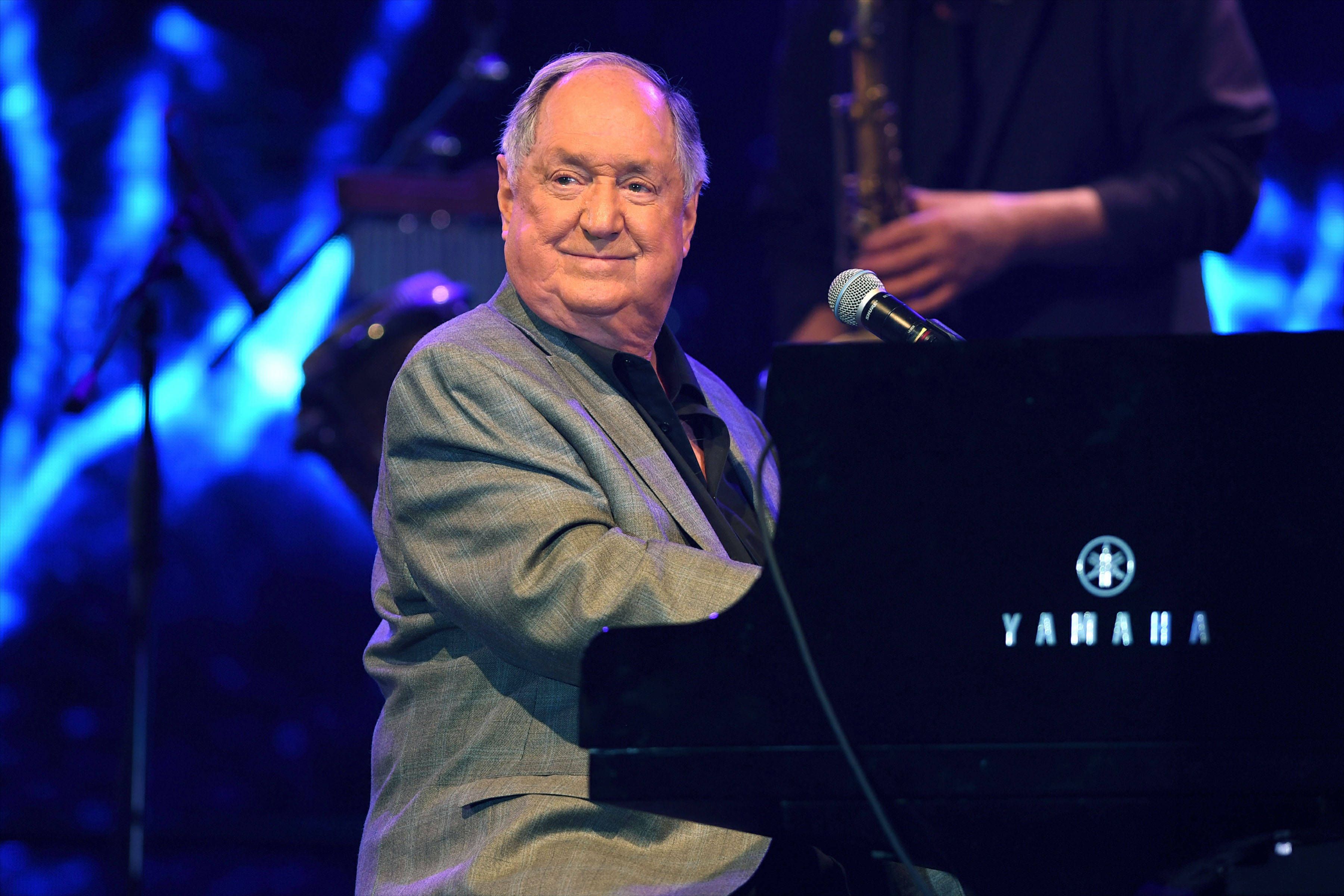 Singer-Songwriter <strong>Neil Sedaka</strong> spielt am Klavier im The Seminole Coconut Creek Casino, 2019.
