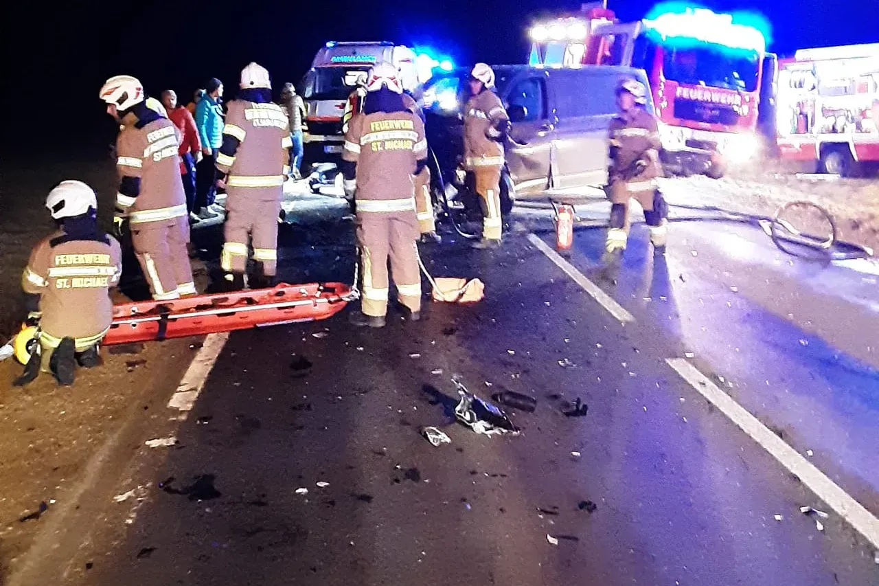 Heute.at - Heftiger Frontalcrash fordert zwei Schwerverletzte