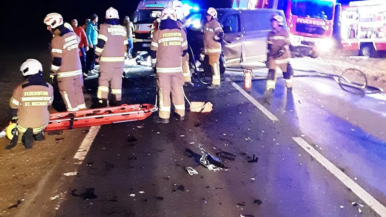 Heute.at - Heftiger Frontalcrash fordert zwei Schwerverletzte