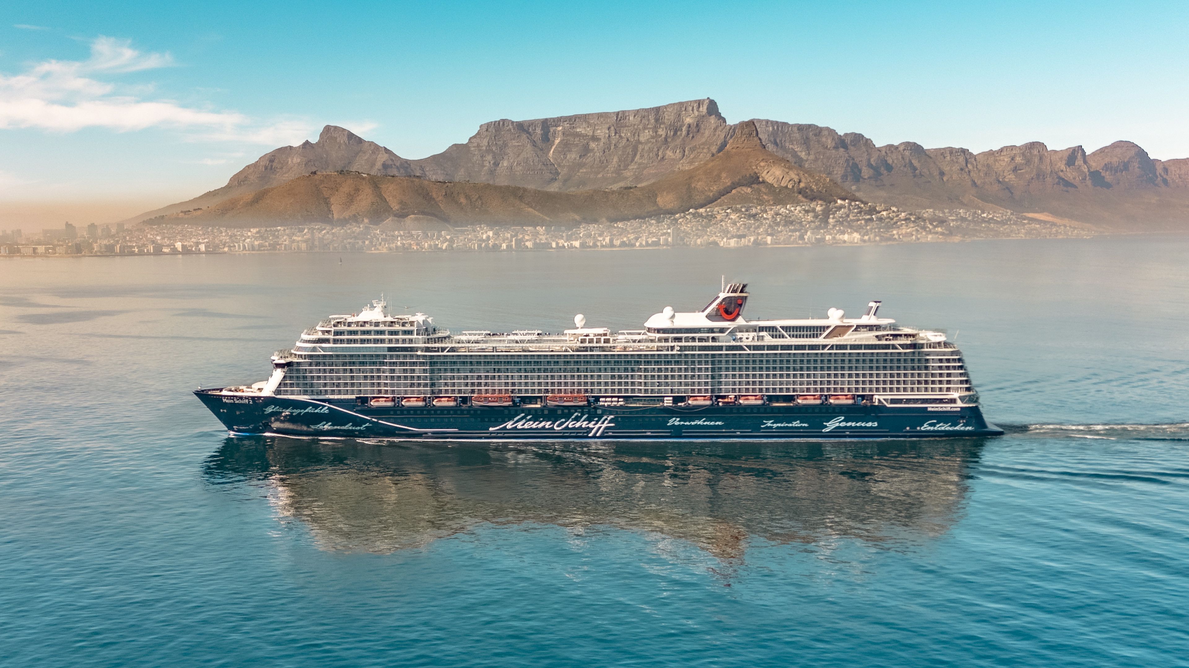 Zwei Kreuzfahrtschiffe der 