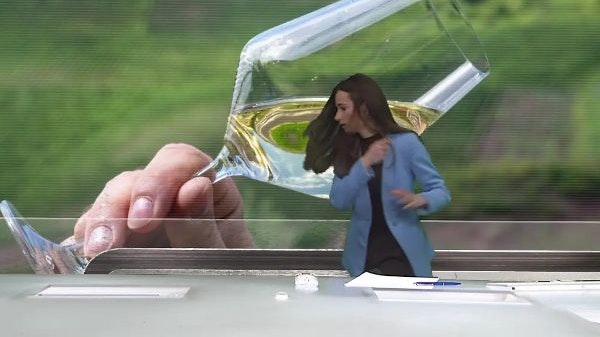 Die Moderatorin flüchtet von ihrem Pult.