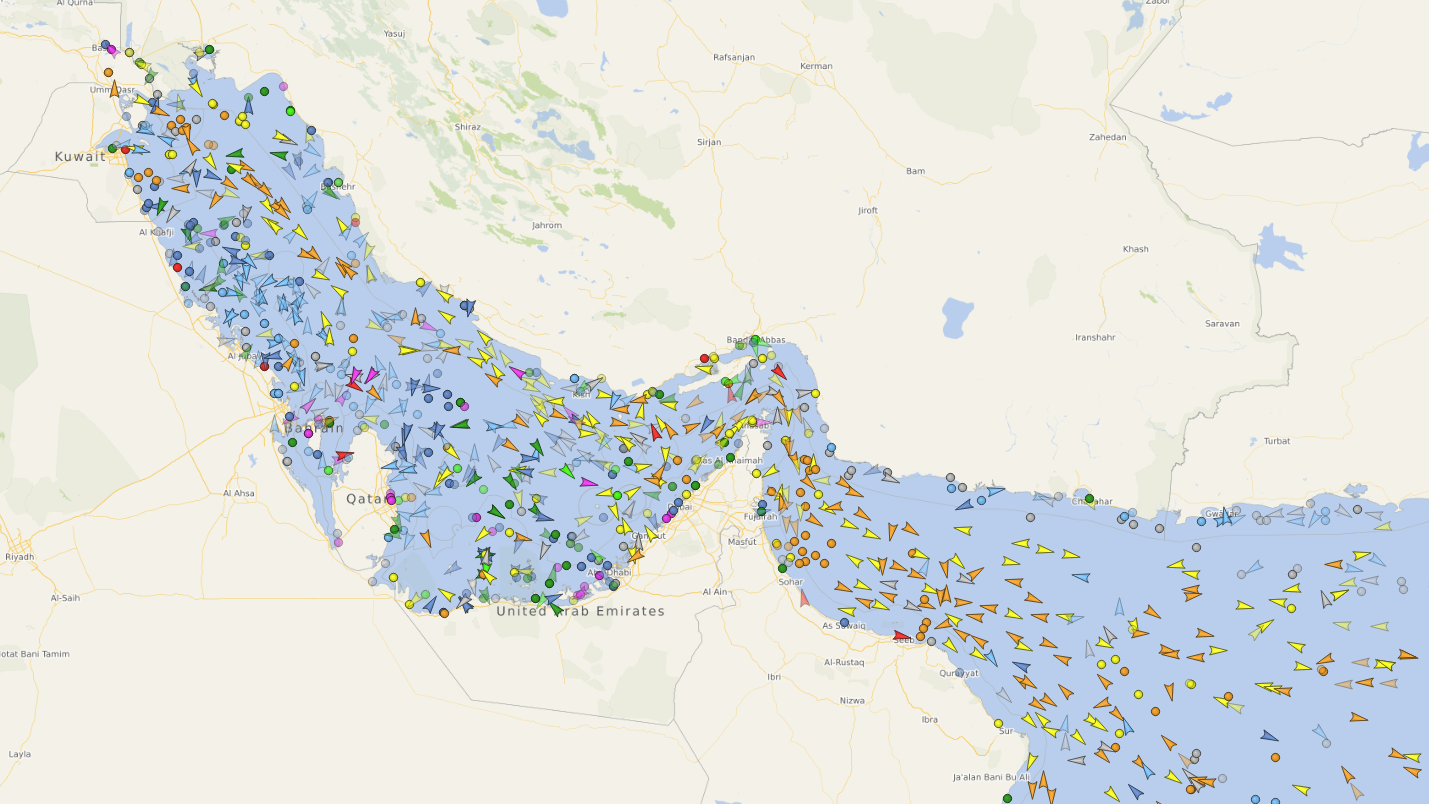 Tanker und Containerschiffe vor der Strase von Hormuz.