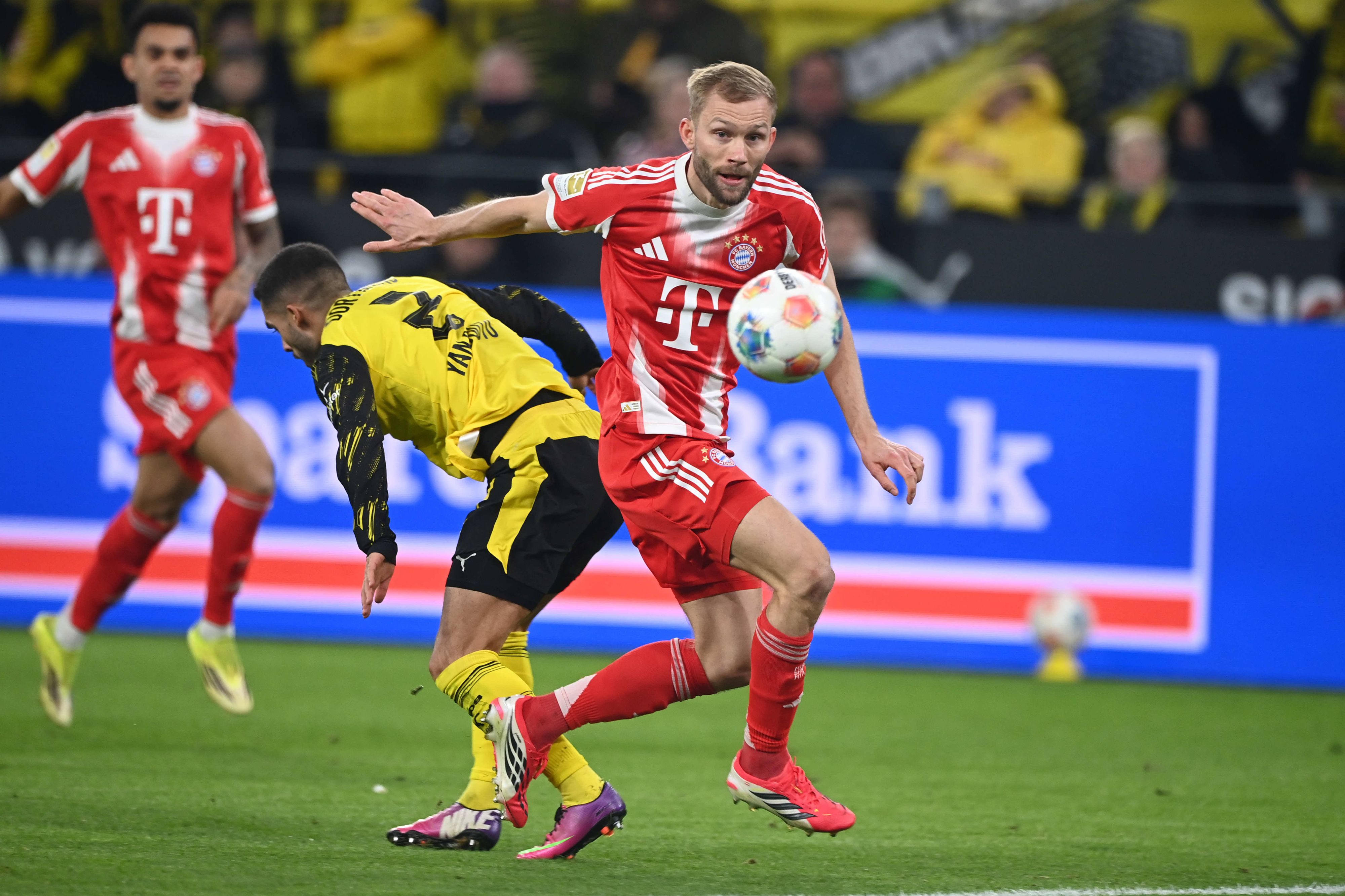 Bayern München und Borussia Dortmund duellieren sich. 