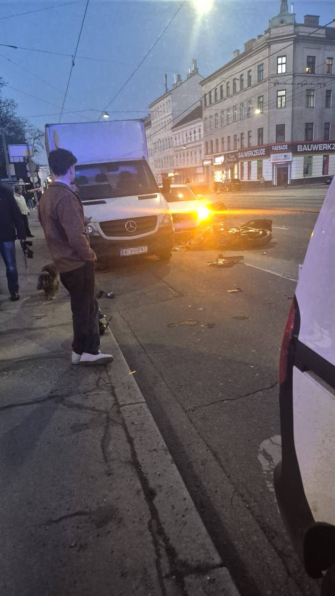 Heute.at - Heftiger Motorrad-Crash in Favoriten – Biker im Spital