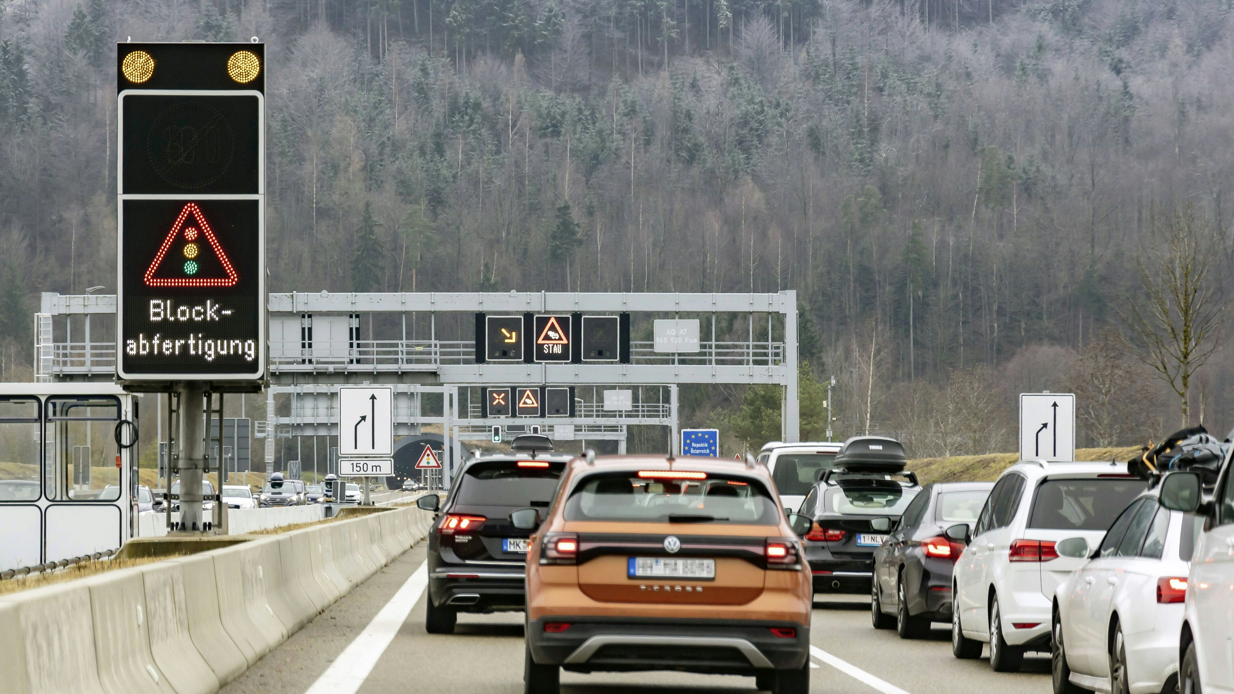  DEU, Deutschland, Bayern, Hopferau, 28.12.2019: Autobahn A7 in Richtung Reutte in Österreich. Die Zufahrt zum Grenzgebiet ist vor allem in Ferienzeiten überlastet. Es kommt zu Staus und zu Blockabfertigung. *** DEU, Germany, Bavaria, Hopferau, 28 12 2019 Motorway A7 in the direction of Reutte in Austria The access road to the border area is congested, especially during holiday periods There are traffic jams and block handling