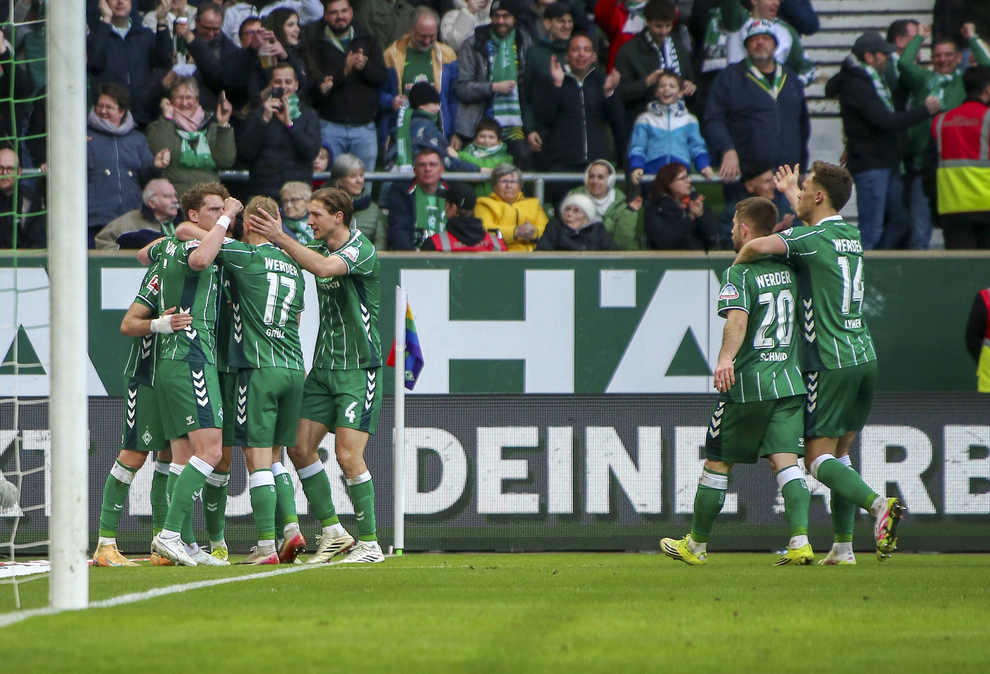 Werder Bremen bejubelt den wichtigen Erfolg im Keller-Duell gegen Heidenheim. 