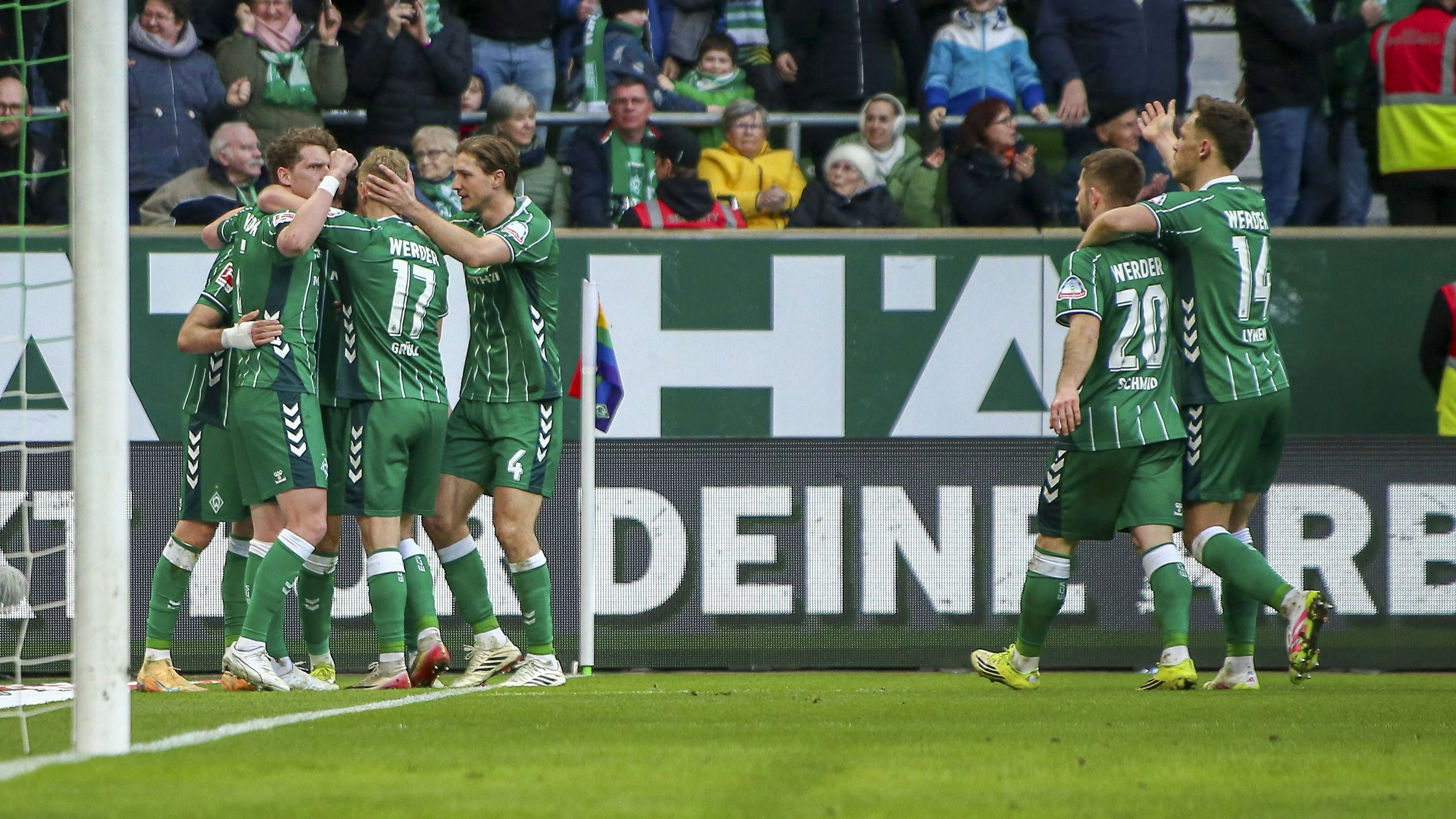 Werder Bremen bejubelt den wichtigen Erfolg im Keller-Duell gegen Heidenheim. 