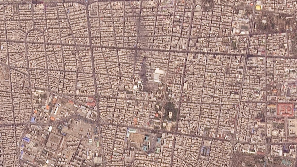 Dieses am 28. Februar 2026 aufgenommene Satellitenbild zeigt einen Blick auf die iranische Hauptstadt Teheran. Eine dunkle Rauchwolke steigt vom zerstörten Palast des obersten iranischen Führers Ajatollah Ali Chamenei (in der Bildmitte) auf.