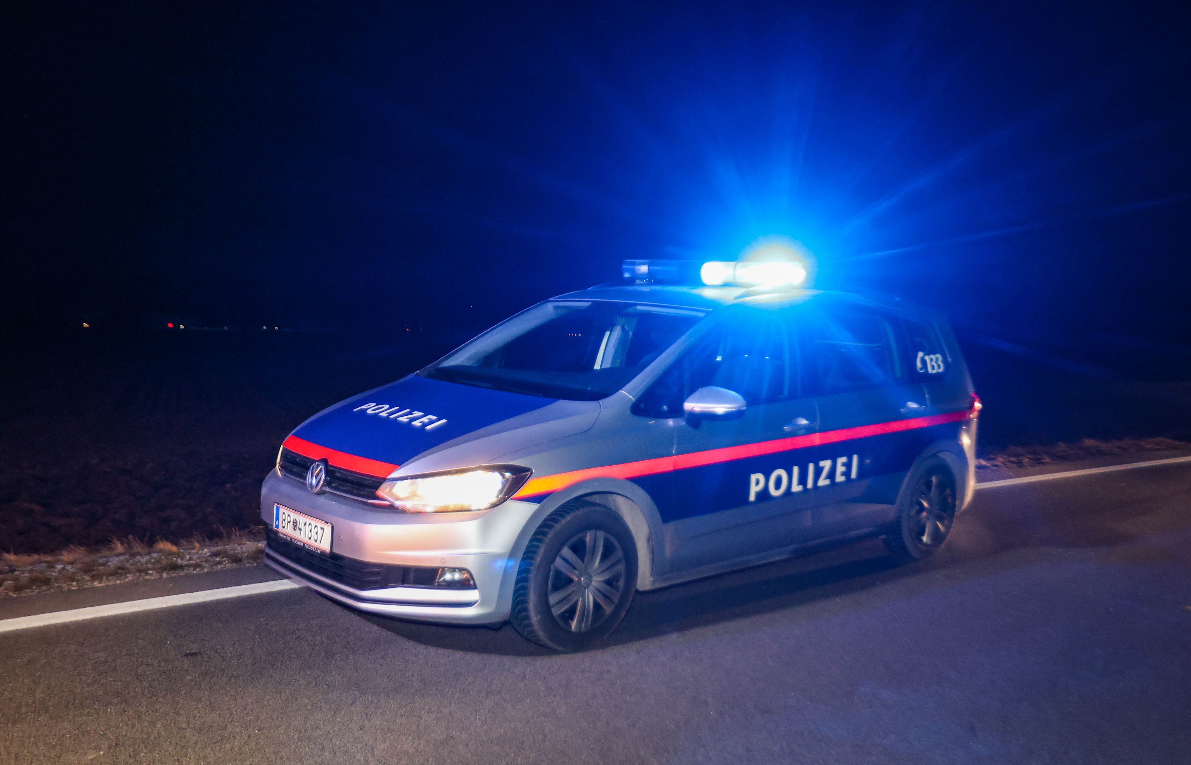 Heute.at - Straßen blockiert, Pyro – Polizei löst Hausparty auf