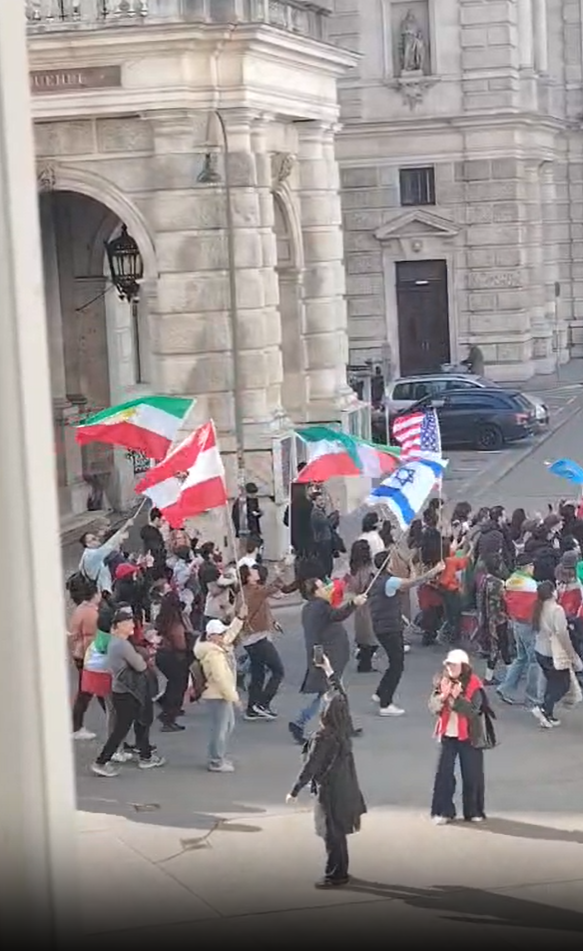 Tausende Wiener feiern den Sturz von Iran-Anführer Chamenei.