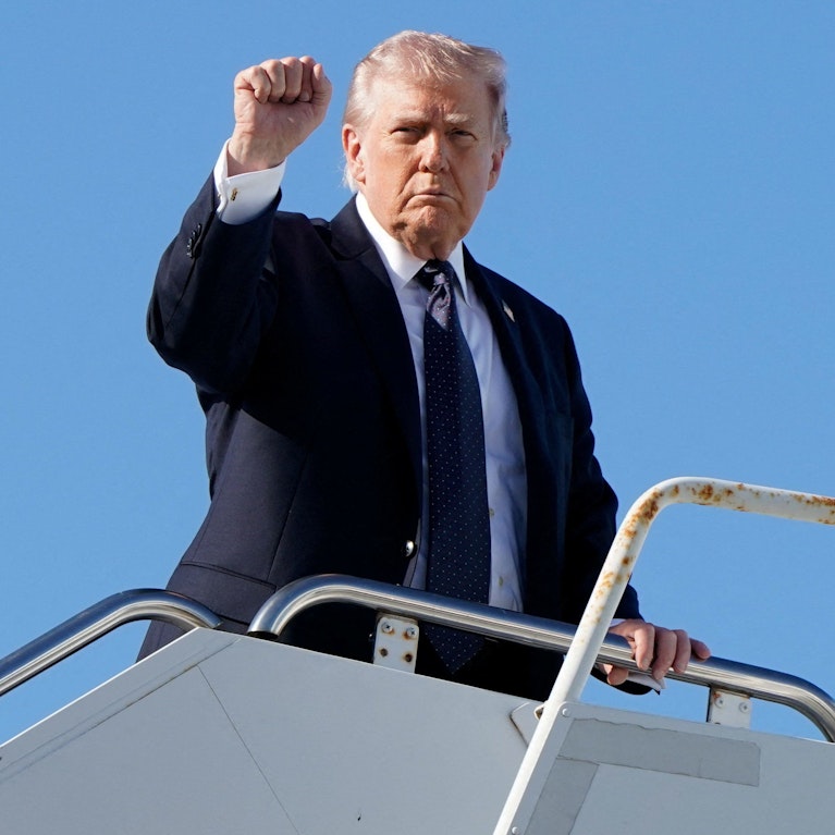 Nach dem Angriff der USA und von Israel sperrt der Iran die Straße von Hormus. Das gab es noch nie und treibt die Preise für Benzin und Diesel weltweit in die Höhe. US-Präsident Donald Trump erwartet vier Wochen Krieg. So werden wir die Folgen spüren.