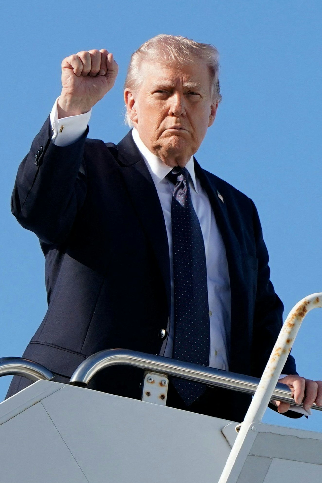 US-Präsident Donald Trump geht am Sonntag in West Palm Beach, Florida, an Bord der Air Force One