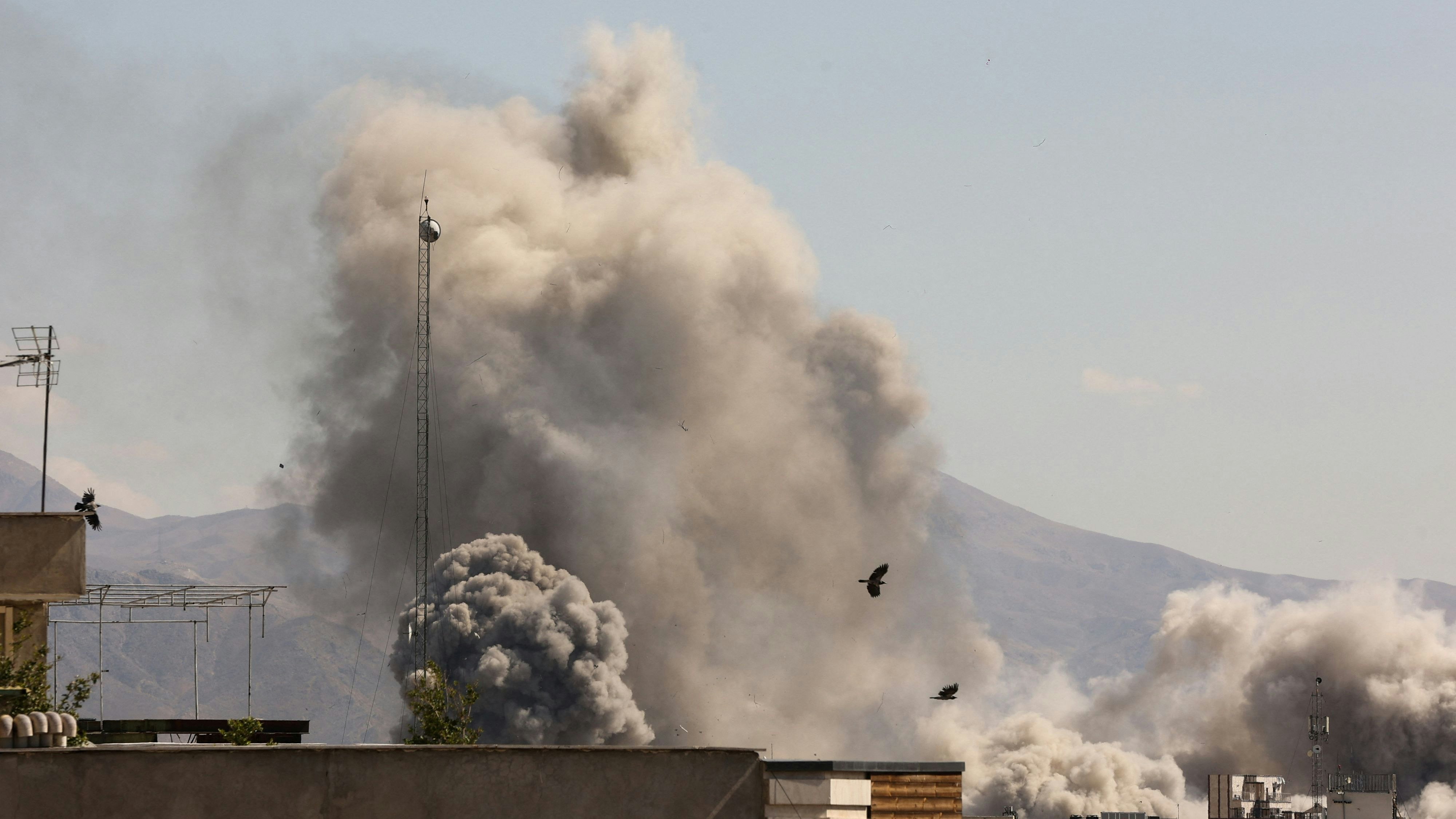 Rauch steigt nach einer Explosion auf in Teheran auf