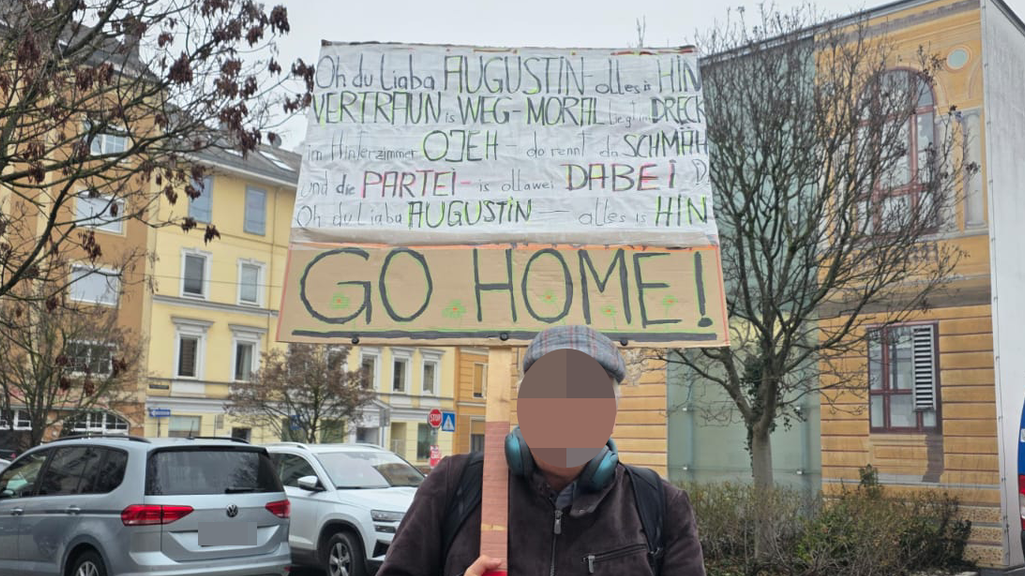 Das Schild des Mannes sorgte schon beim zweiten Prozesstag vor dem Linzer Landesgericht für amüsierte Blicke.
