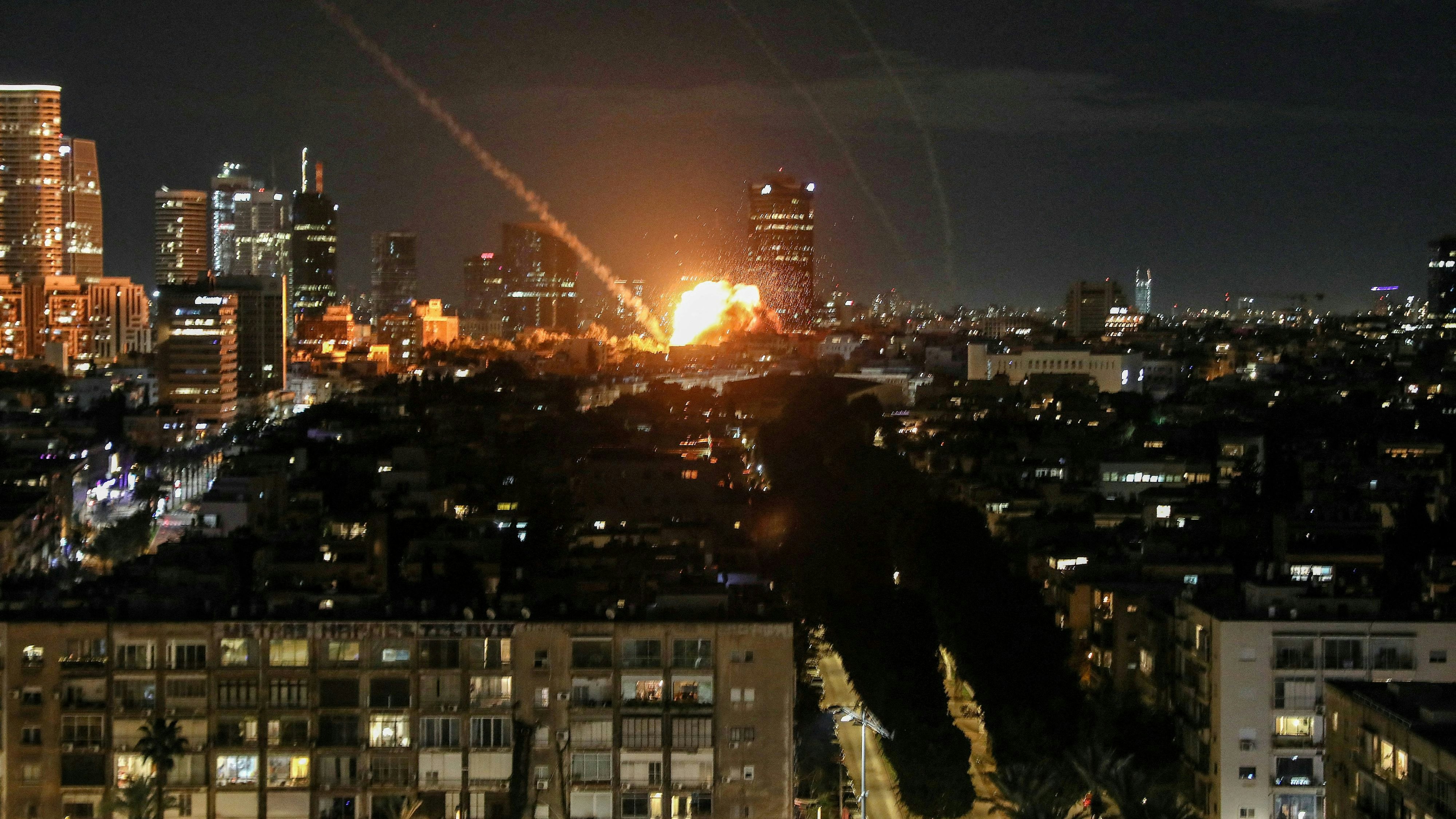 Eine Explosion in Tel Aviv, Israel, verursacht durch den Einschlag eines Projektils, nachdem der Iran im Anschluss an israelische und US-amerikanische Angriffe auf den Iran Raketen auf Israel abgefeuert hatte.