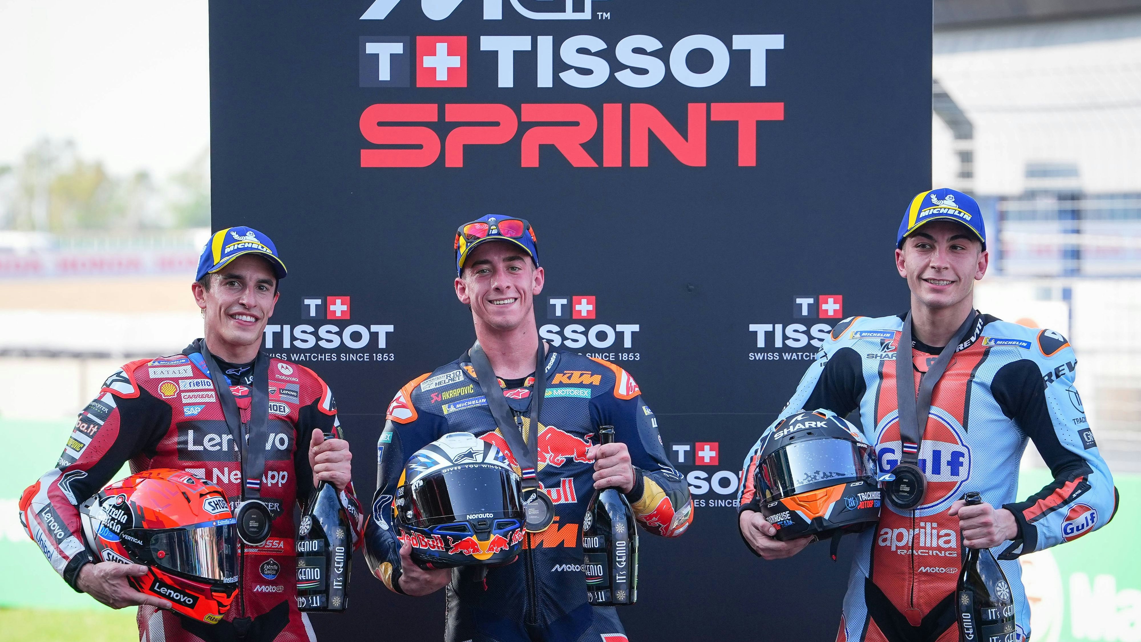 KTM-Star Acosta jubelte zwischen Marquez und Fernandez über sein Siegdebüt.