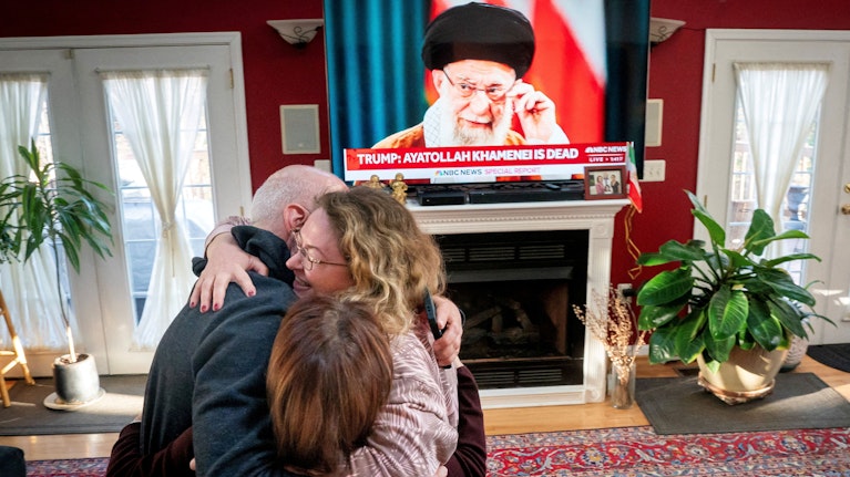 In der Nacht bestätigte der Iran: Ali Khamenei, Oberster Führer des Landes, ist tot. Am Samstag begannen die USA und Israel ihr Bombardement. Wie sie vorgingen, was die Folgen sind. Und wie Amerika den Iran mit Schein-Friedensverhandlungen übertölpelte.