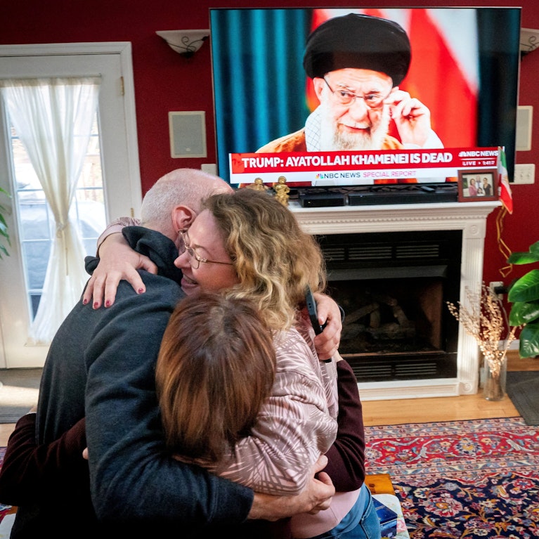 In der Nacht bestätigte der Iran: Ali Khamenei, Oberster Führer des Landes, ist tot. Am Samstag begannen die USA und Israel ihr Bombardement. Wie sie vorgingen, was die Folgen sind. Und wie Amerika den Iran mit Schein-Friedensverhandlungen übertölpelte.