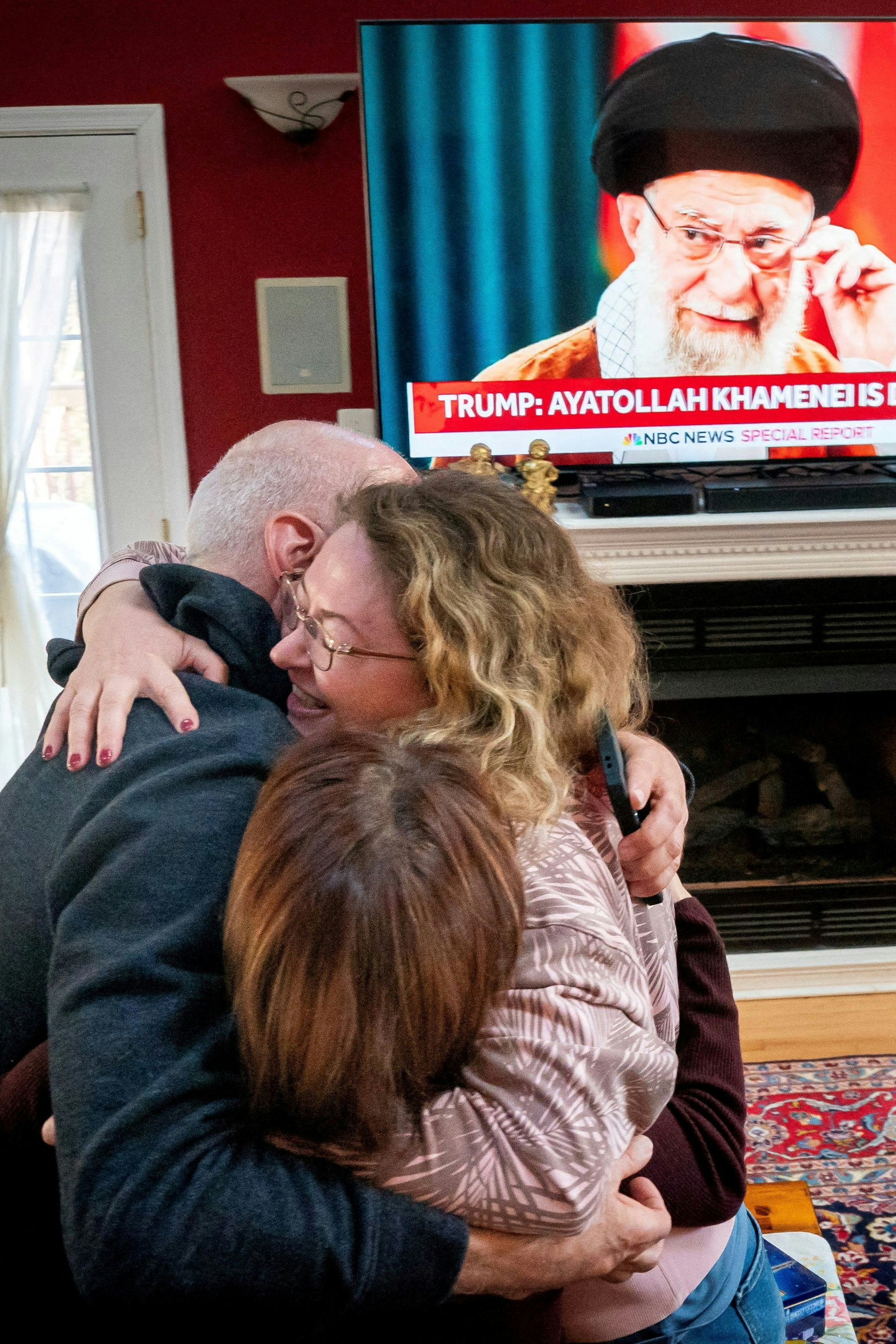 Mitglieder der iranisch-amerikanischen Gemeinschaft bejubeln in Vienna, Virginia, den Tod von Ayatollah Ali Khamenei