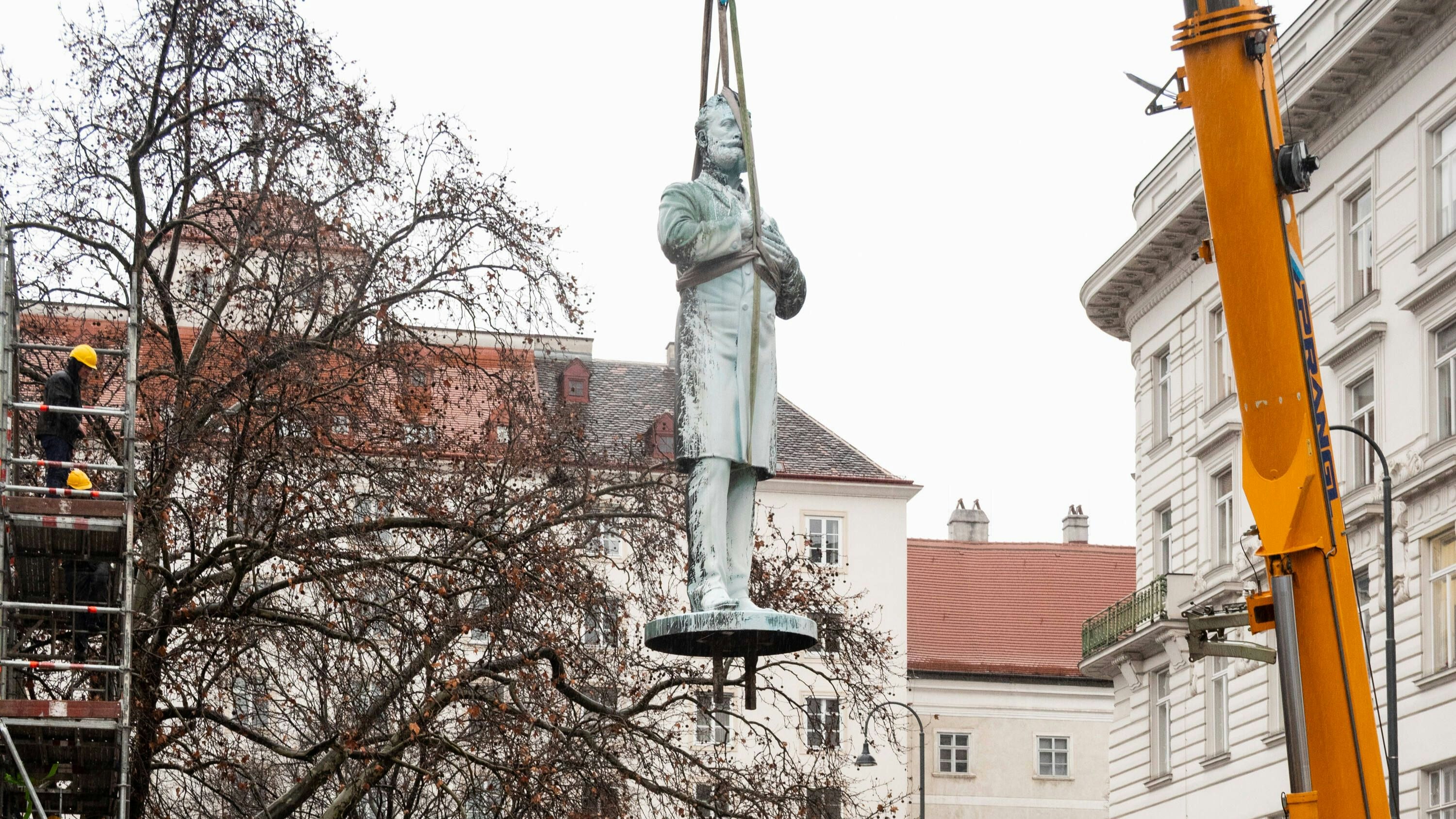 Die Statue wurde Ende Jänner vom Sockel gehoben und restauriert.