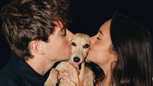 Charles Leclerc mit Ehefrau Alexandra Saint Mleux und dem gemeinsamen Hund.