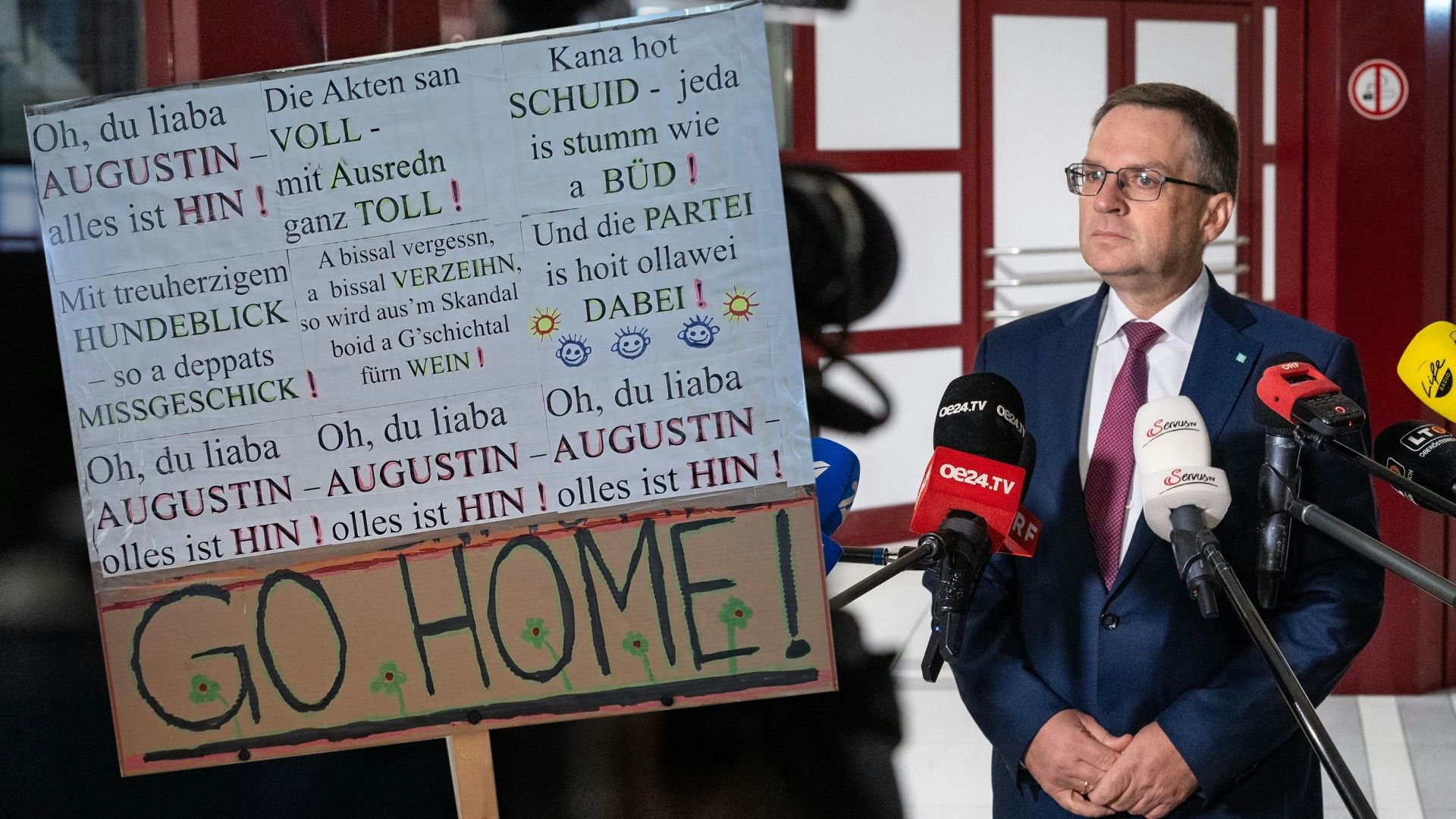 August Wöginger (ÖVP) steht in der Postenschacher-Causa wieder vor Gericht. Ein Demonstrant will vor dem Landesgericht auf die allgemeine Situation in Österreich aufmerksam machen.