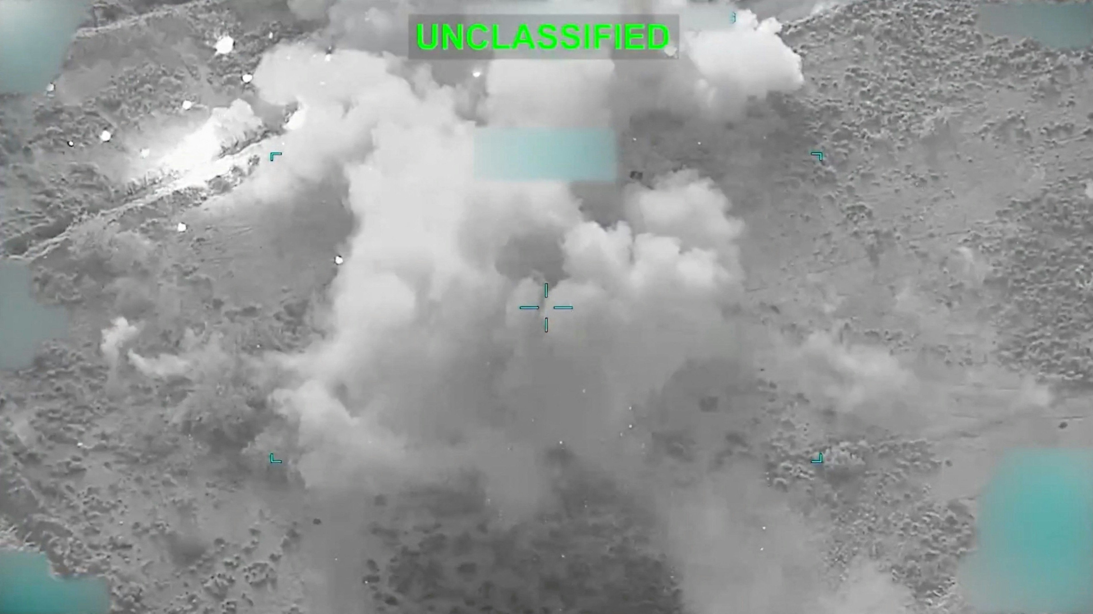 Ein Screenshot aus einem Video, das vom US-Zentralkommando veröffentlicht wurde, zeigt eine Explosion an einem unbekannten Ort im Iran