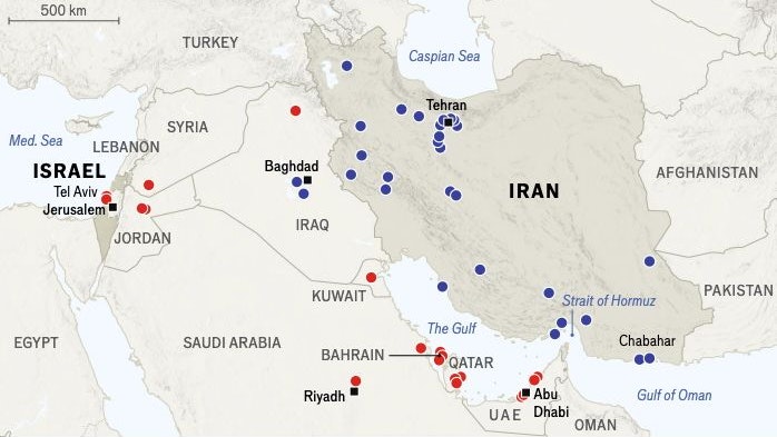 Die Luftschläge am ersten Tag bis 16 Uhr (blau Israel und USA, rot Iran)