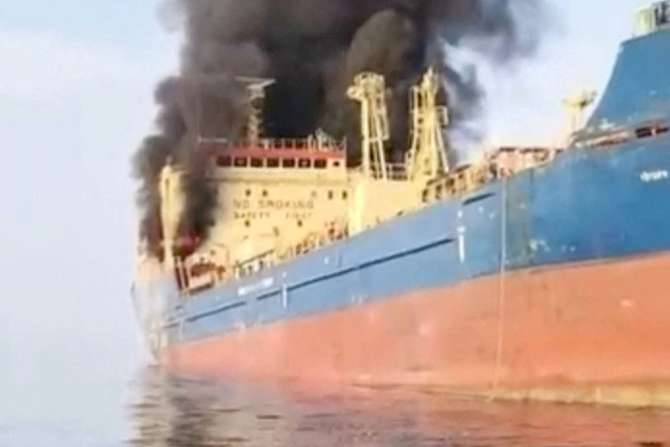 Brennender Öltanker vor der Halbinsel Musandam in Oman: Die Ölversorgung der Welt wird noch Monate gestört sein