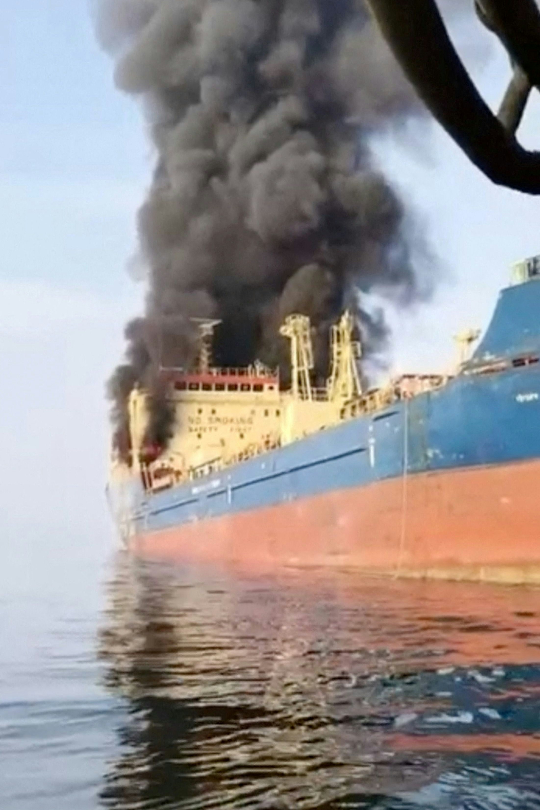 Rauchwolken steigen aus einem unter US-Sanktionen stehenden Öltanker auf, der vor der Halbinsel Musandam in Oman getroffen wurde