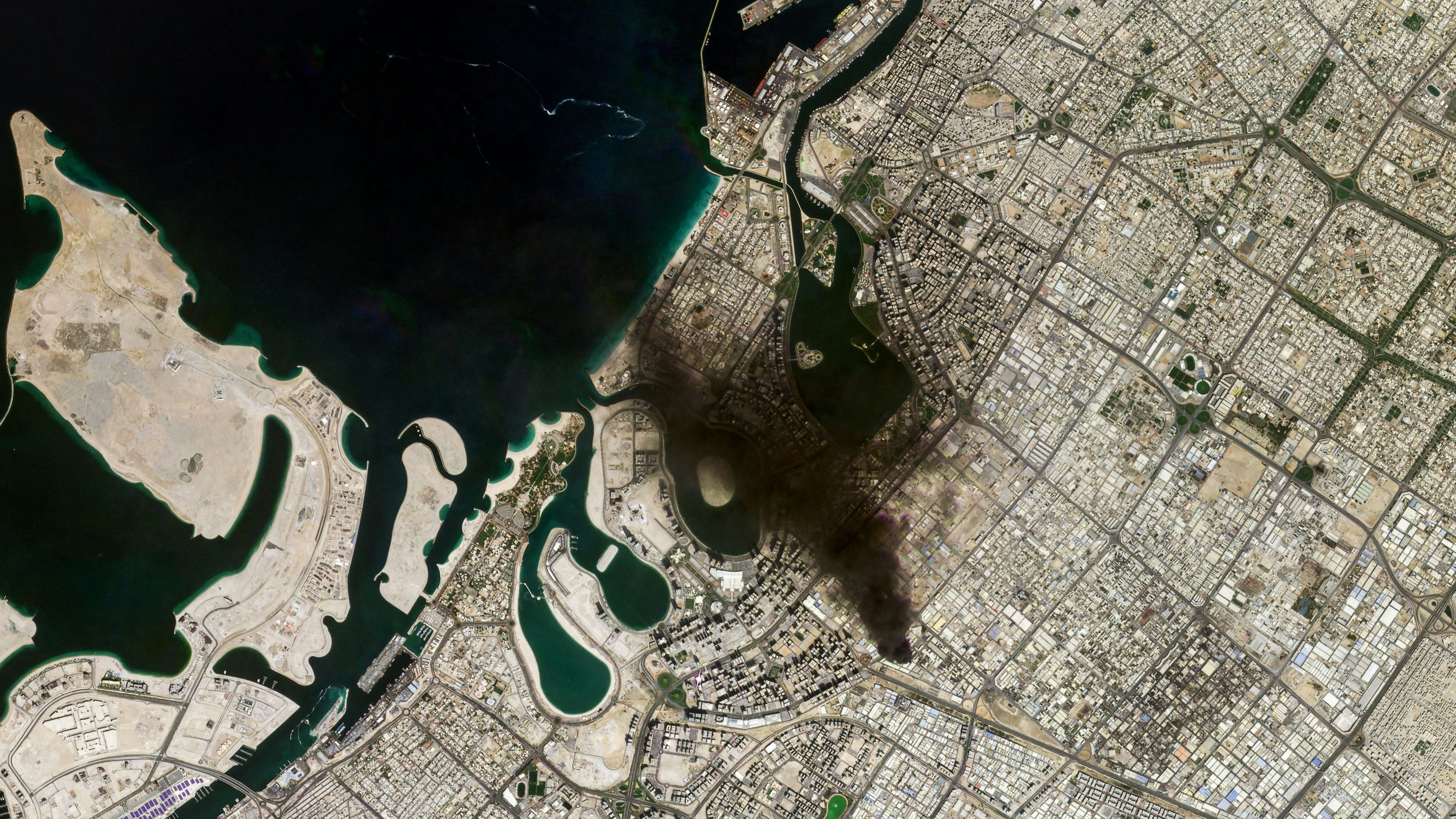 Satellitenbild eines von Rauch bedeckten Industriegebiets in Dubai, Vereinigte Arabische Emirate
