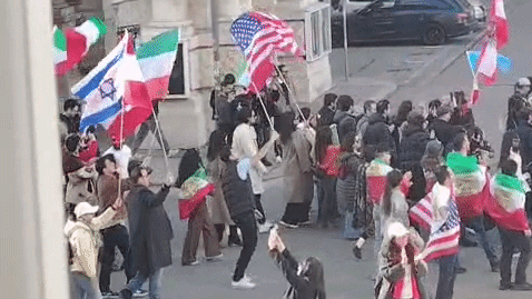 Heute.at - Hunderte gehen nach Angriff auf Iran in Wien auf Straße