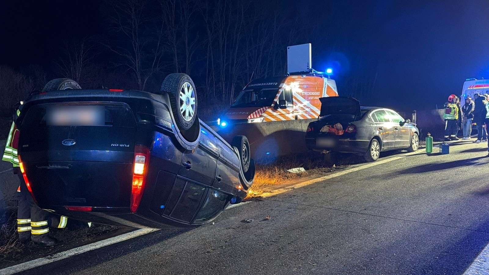 Durch die Wucht des Zusammenstoßes auf der A1 überschlug sich eines der Fahrzeuge und kam schließlich auf dem Dach zum Stillstand.