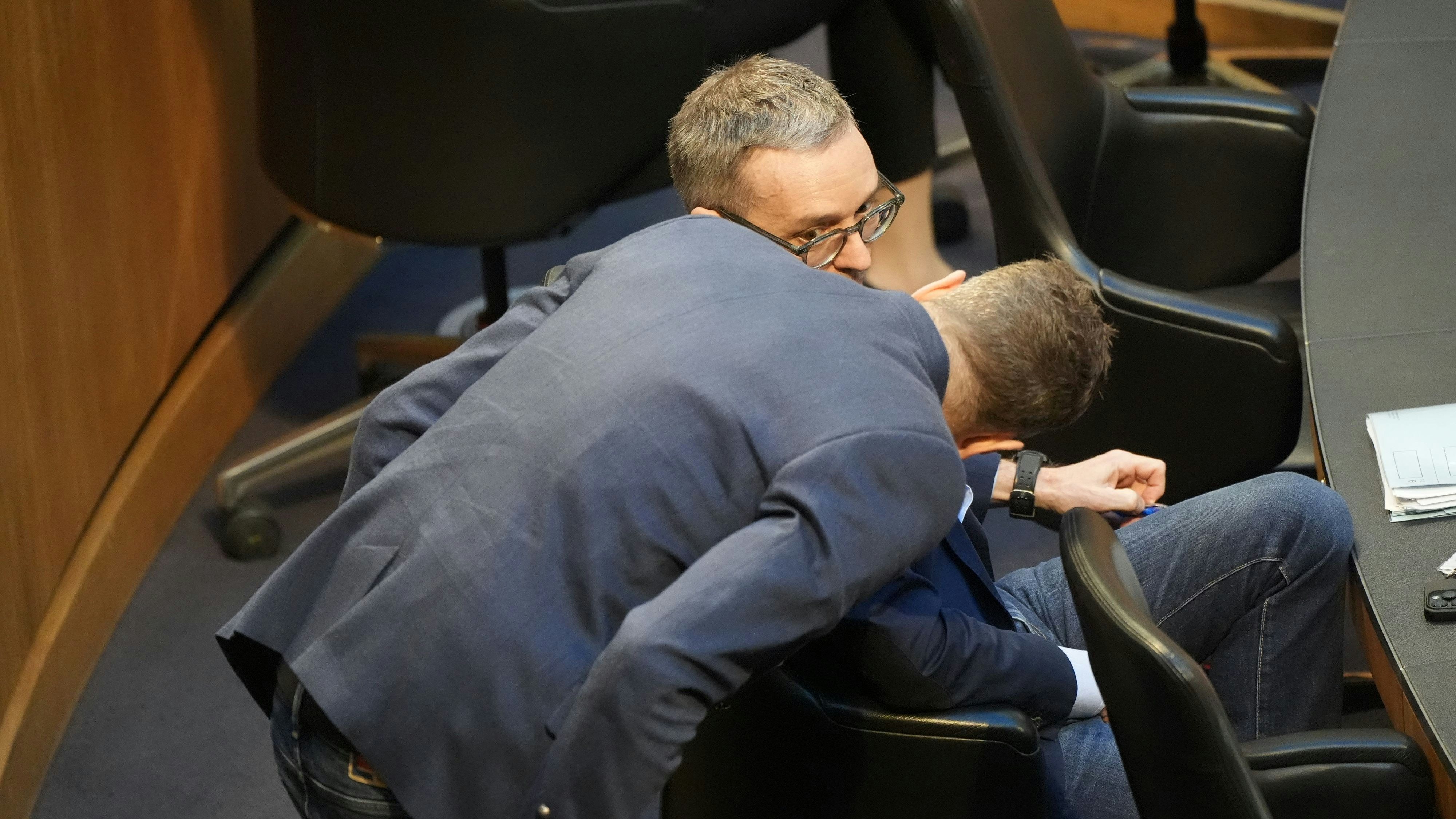 ... und die Regierung dabei hilft