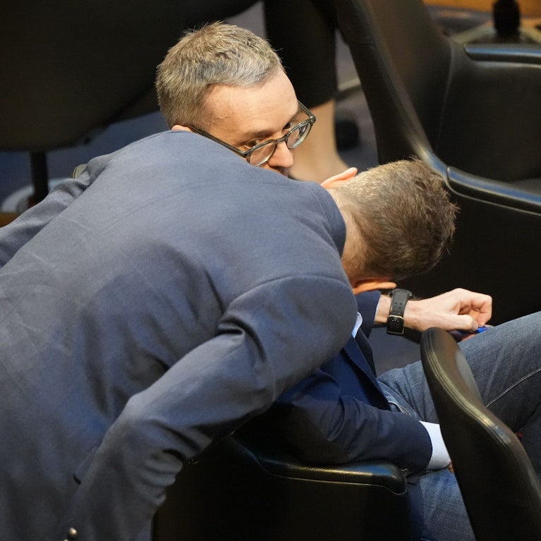 Die Migrations-Ströme versiegen, die Inflation verglüht. Der FPÖ schienen die Reizthemen auszugehen. Zum ersten Geburtstag spendiert die Koalition nun aber den Blauen einen neuen Erreger am Silbertablett: die Ukrainehilfe. Aus der Pandemie wurde nichts gelernt.