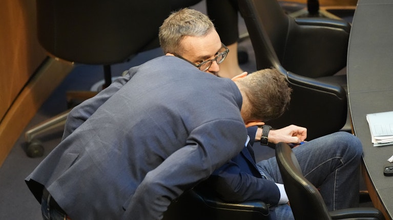 Die Migrations-Ströme versiegen, die Inflation verglüht. Der FPÖ schienen die Reizthemen auszugehen. Zum ersten Geburtstag spendiert die Koalition nun aber den Blauen einen neuen Erreger am Silbertablett: die Ukrainehilfe. Aus der Pandemie wurde nichts gelernt.