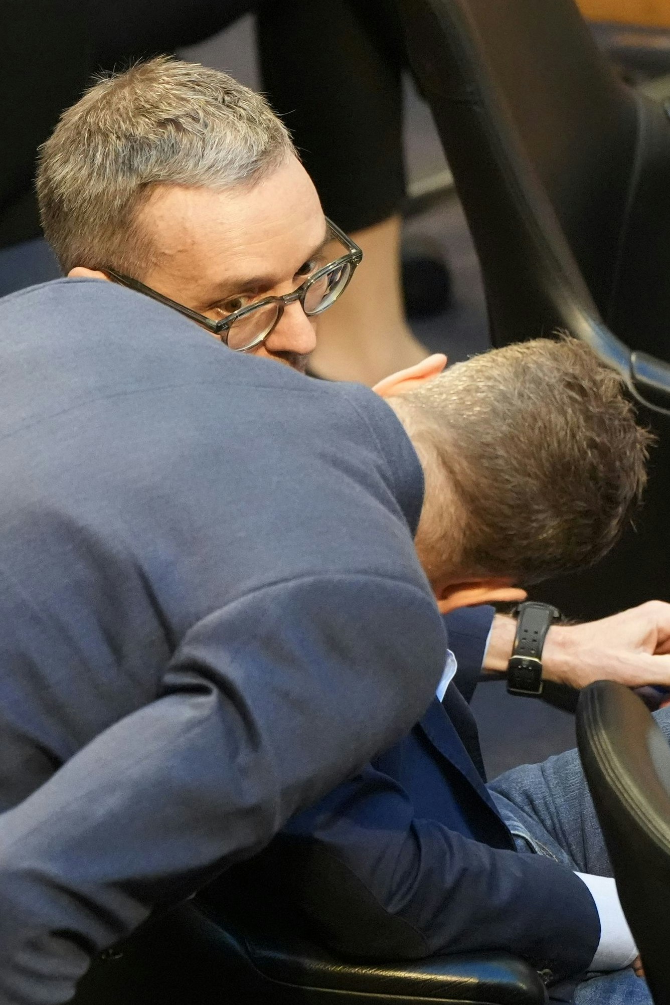 FPÖ-Generalsekretär Michael Schnedlitz leiht seinem Parteichef ein Ohr