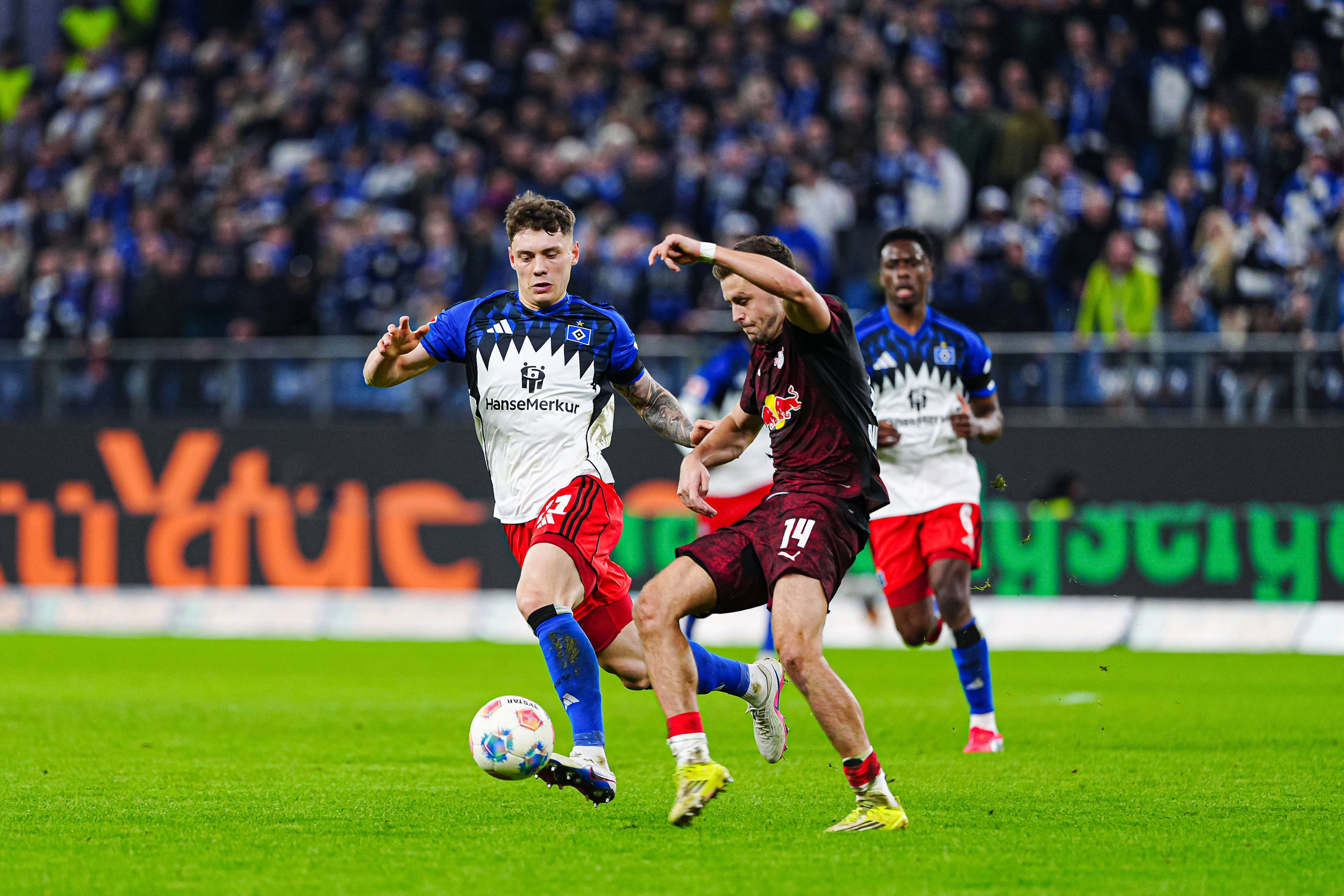 Christoph Baumgartner im Duell mit Nikolai Rehmberg. 