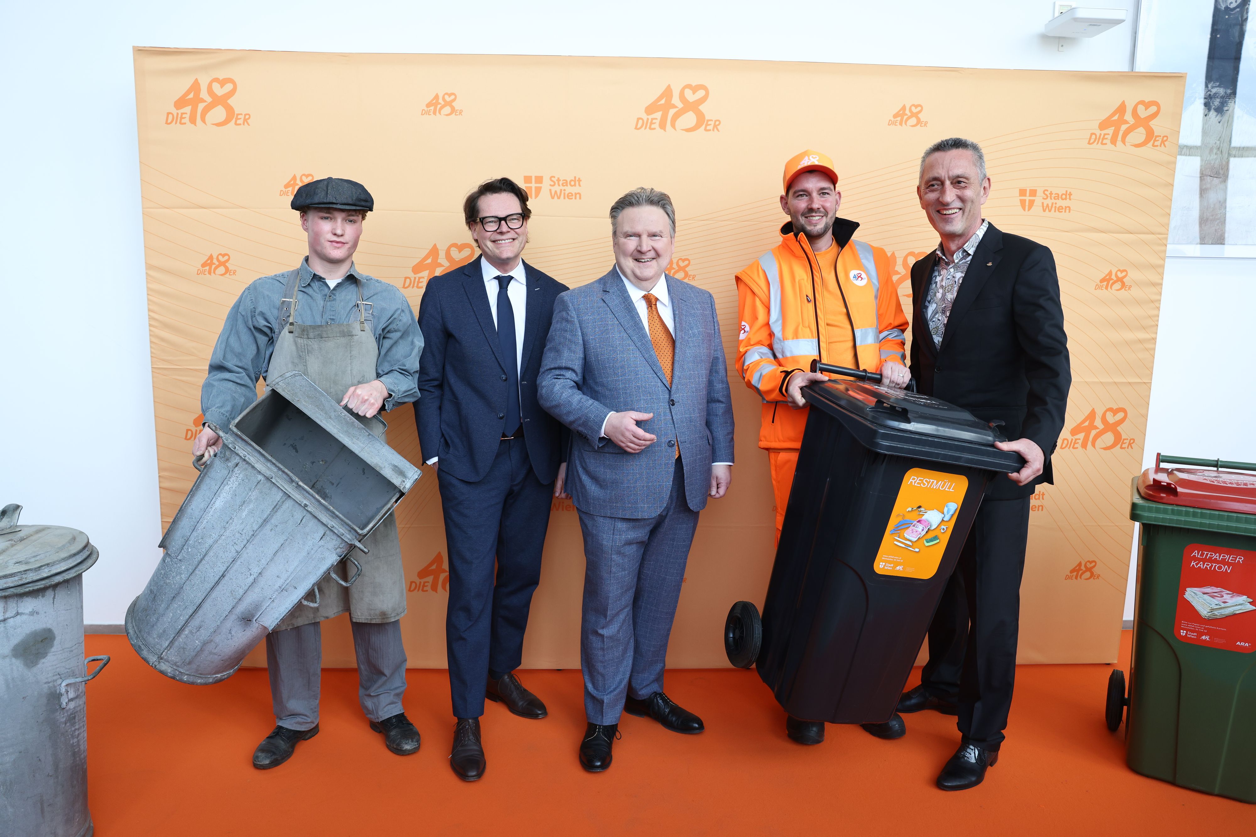 Klimastadtrat Jürgen Czernohorszky, Bürgermeister Michael Ludwig, ein Mitarbeiter der MA48 und Abteilungsleiter Josef Thon (vl.).