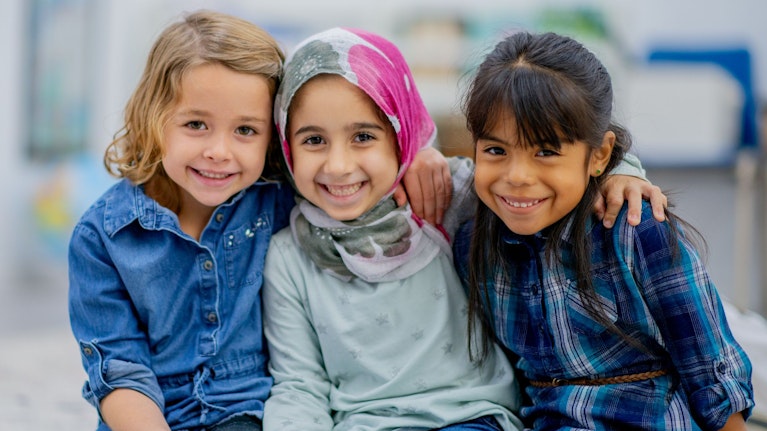 Ab September dürfen muslimische Mädchen unter 14 in der Schule kein Kopftuch mehr tragen. Die offizielle Idee dahinter: Ihre Selbstbestimmung fördern. Aber: Die Regeln, die das Ministerium nun vorgibt, sind ein Bürokratiemonster. Und unlogisch.