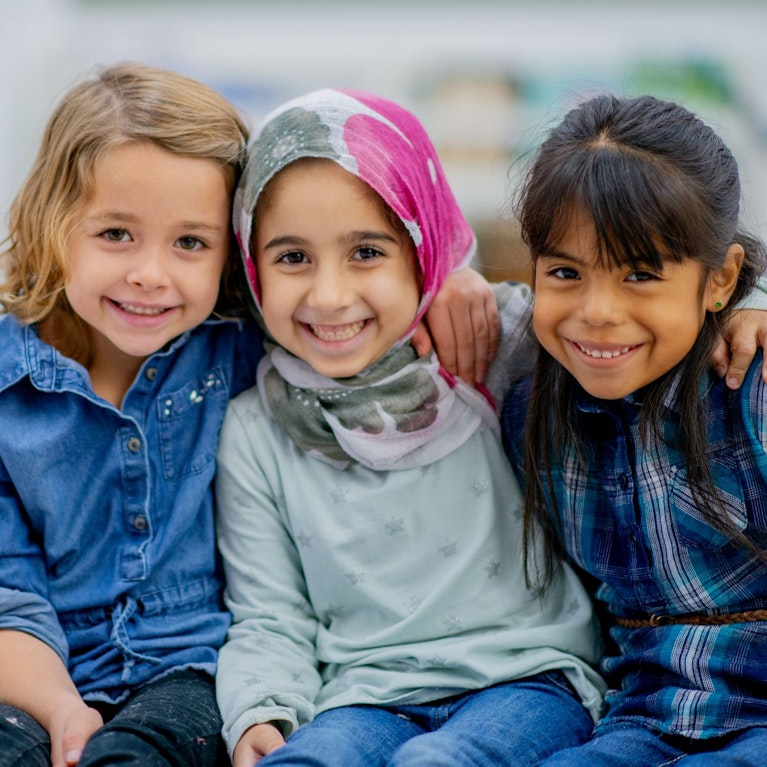 Ab September dürfen muslimische Mädchen unter 14 in der Schule kein Kopftuch mehr tragen. Die offizielle Idee dahinter: Ihre Selbstbestimmung fördern. Aber: Die Regeln, die das Ministerium nun vorgibt, sind ein Bürokratiemonster. Und unlogisch.