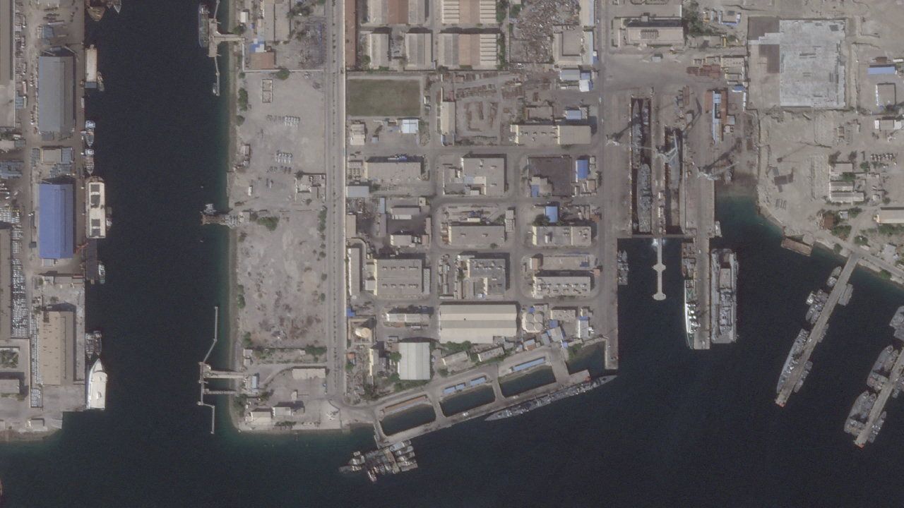 Eine Satellitenaufnahme zeigt den Hafen von Bandar Abbas vor einem Angriff ...