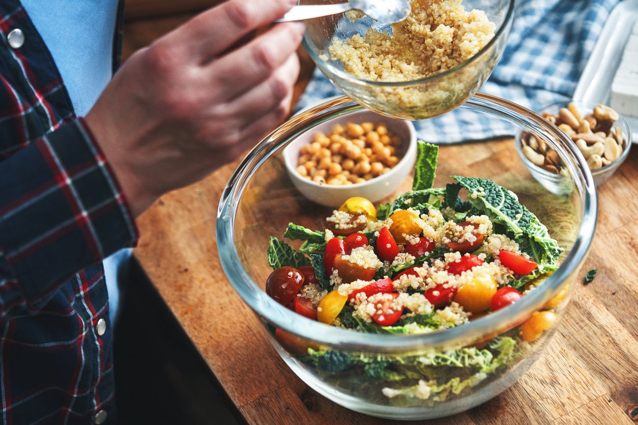 Eine internationale Analyse mit 1,8 Millionen Teilnehmern zeigt: Fleischverzicht kann bei bestimmten Tumoren Vorteile bringen.