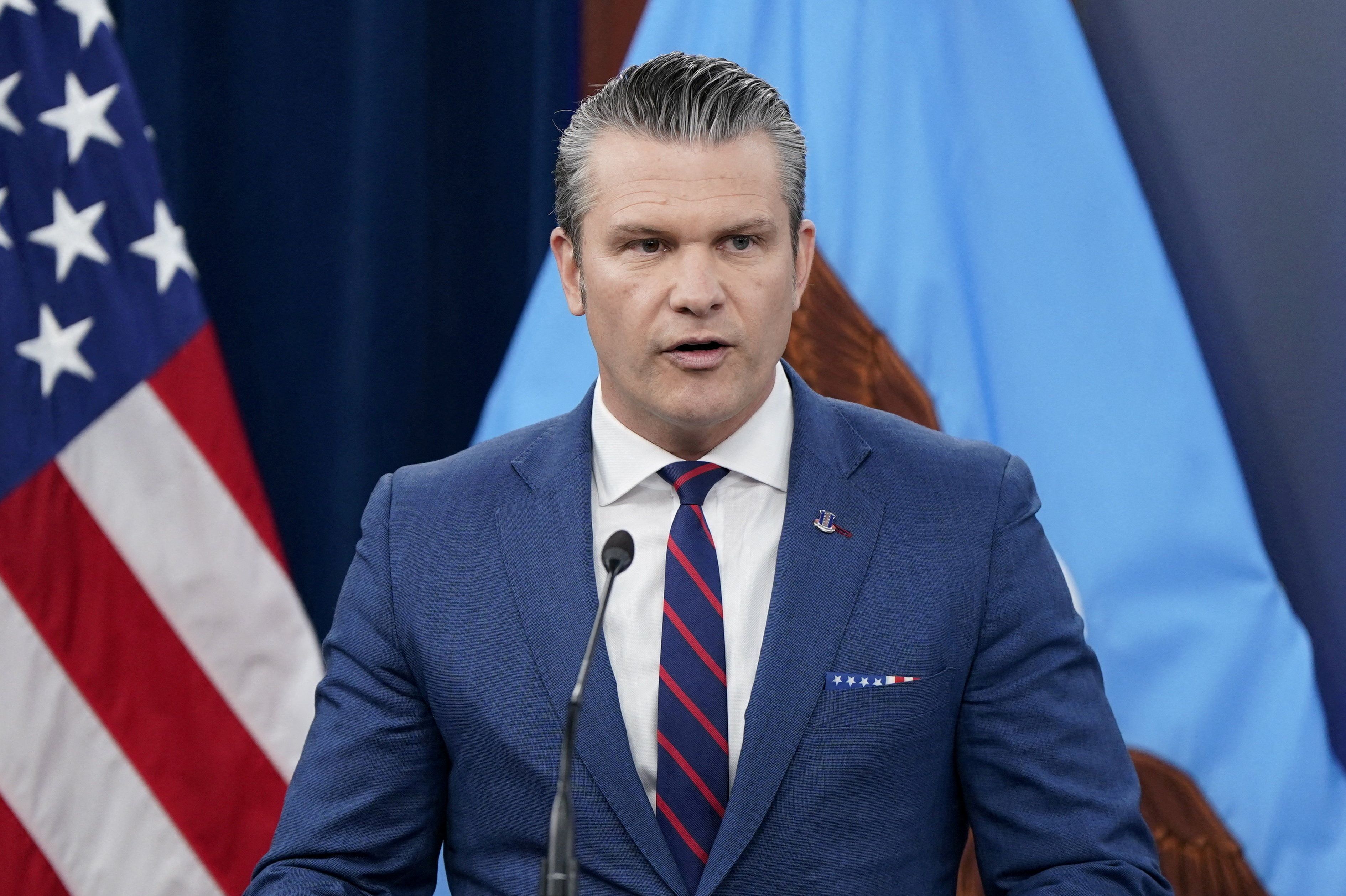 US-Verteidigungsminister Pete Hegseth sprach bei einer Pressekonferenz über die Kampfhandlungen.