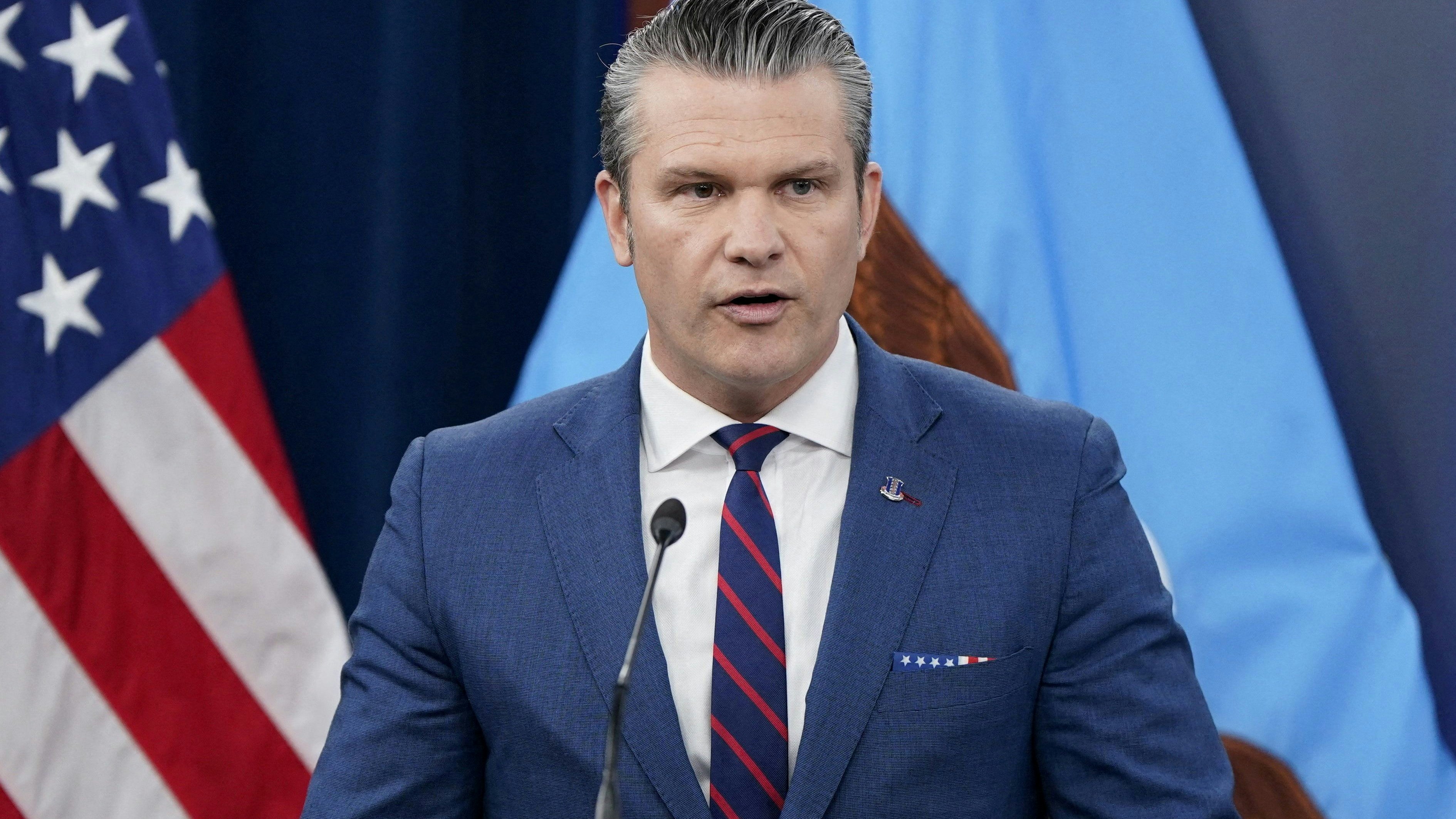 US-Verteidigungsminister Pete Hegseth sprach bei einer Pressekonferenz über die Kampfhandlungen.