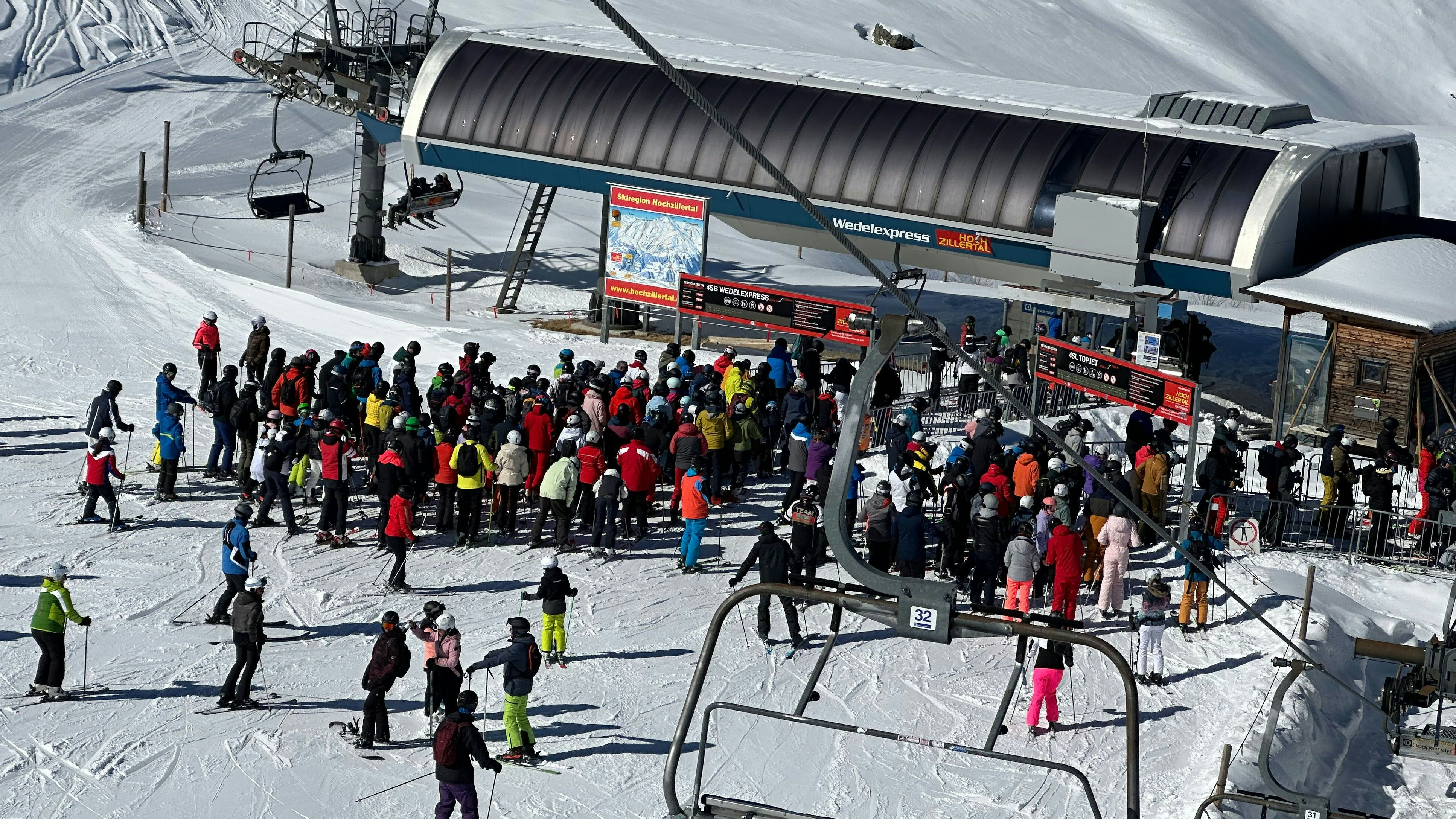 Heute.at - Passanten stellen sich vor Fluchtauto von Kriminellen