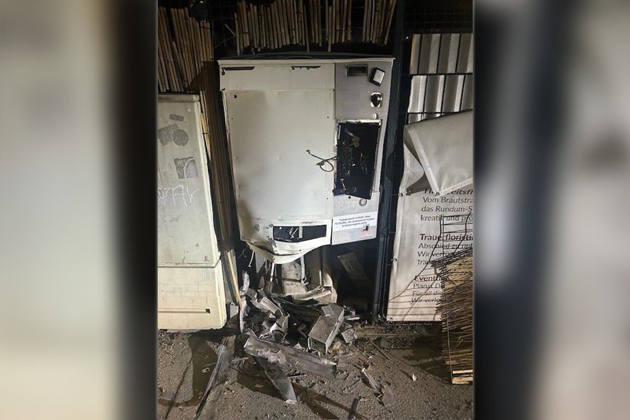 In der Nacht auf Sonntag sprengten Unbekannte einen Zigaretten-Automaten.