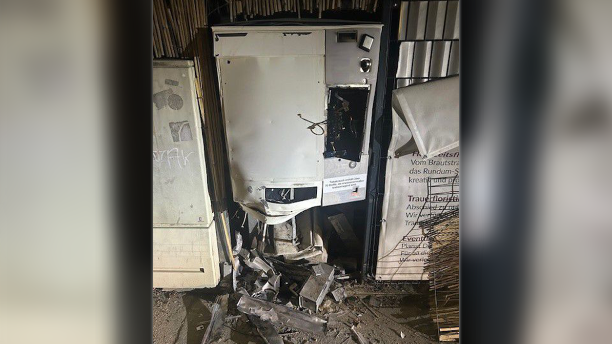 In der Nacht auf Sonntag sprengten Unbekannte einen Zigaretten-Automaten.