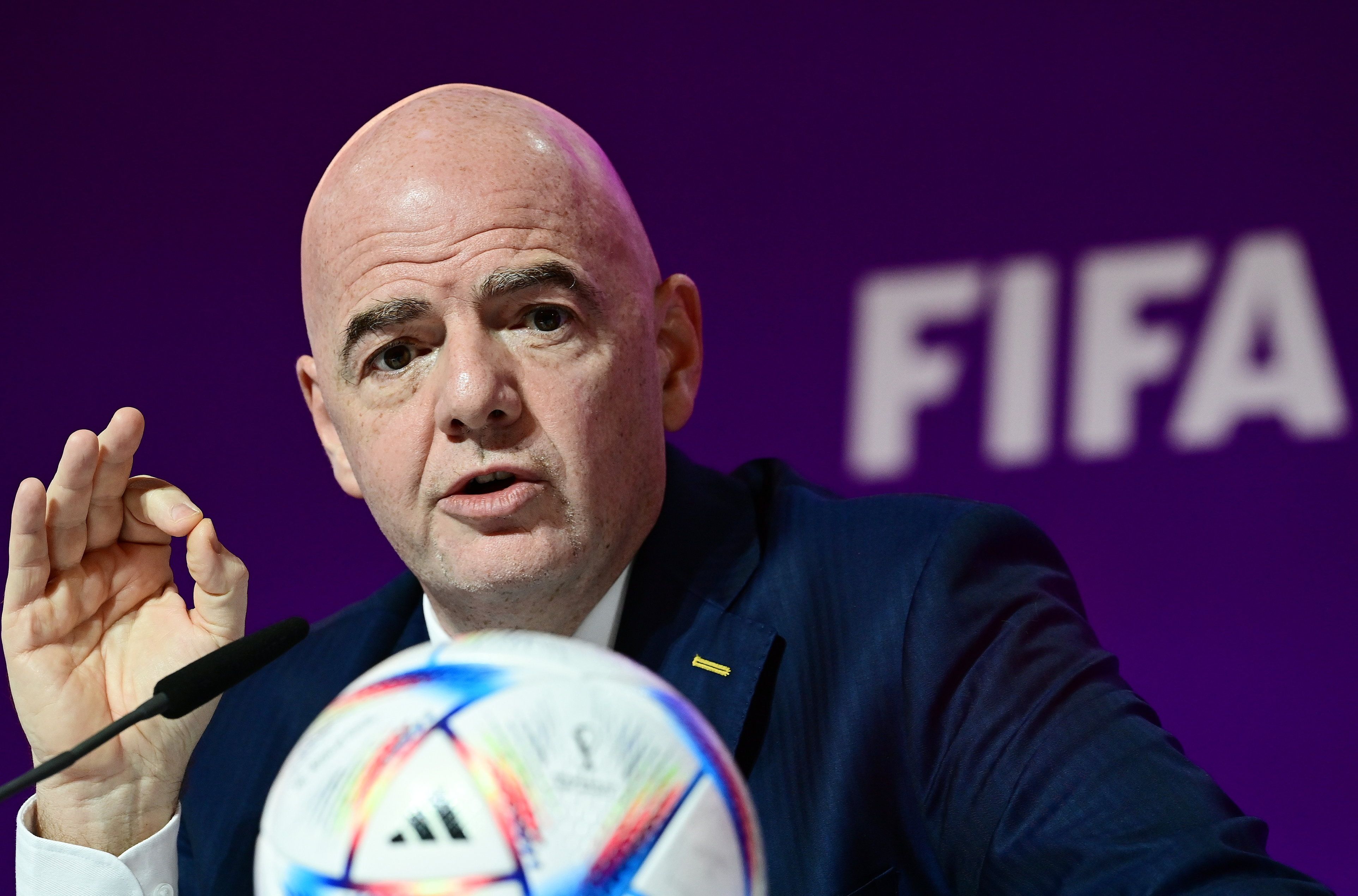 Gianni Infantino versteht nicht, wieso sich Spieler beim Reden den Mund zuhalten.