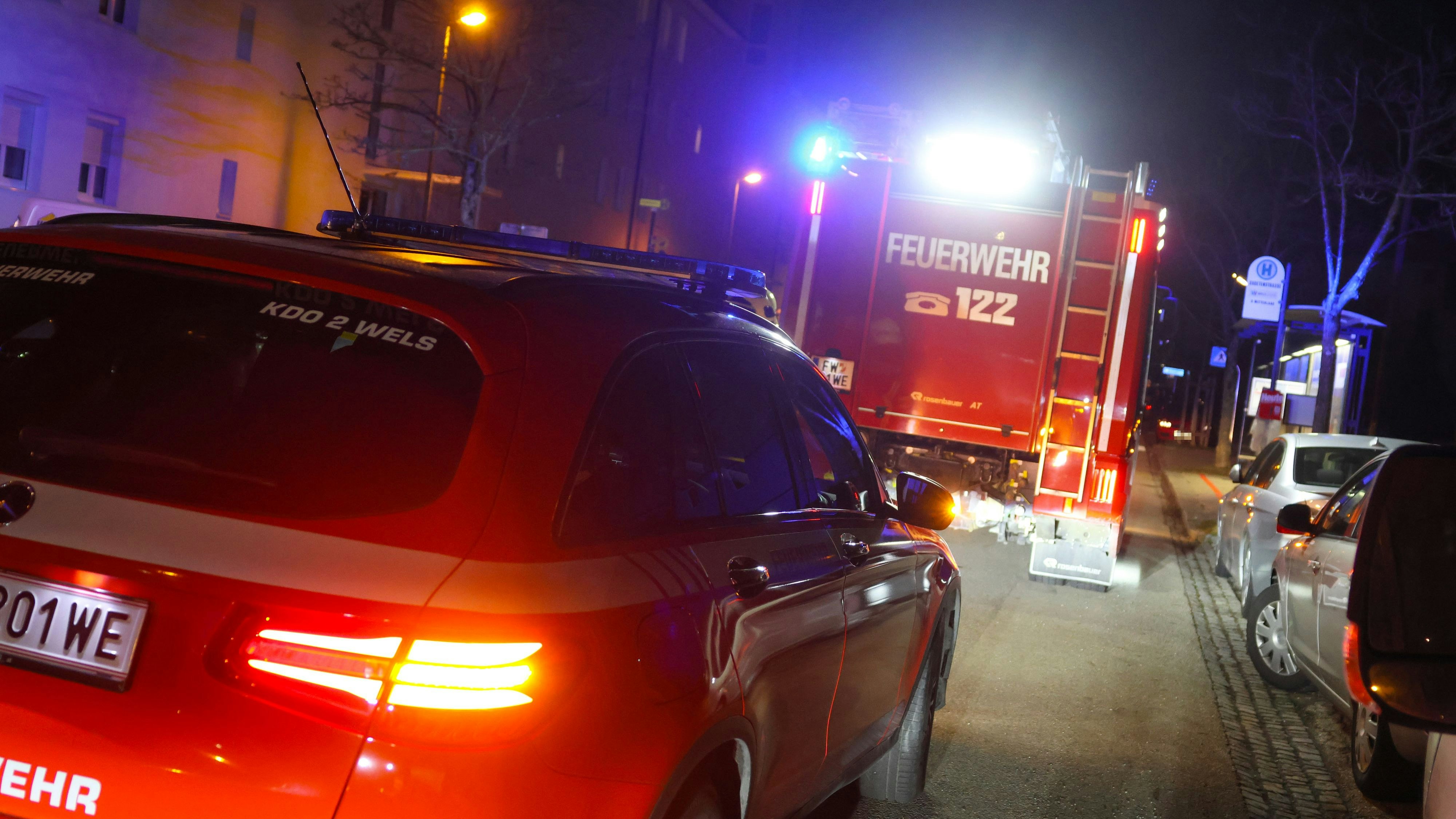 Heute.at - Feuerwehr rückt mitten in der Nacht zu Wohnhaus aus